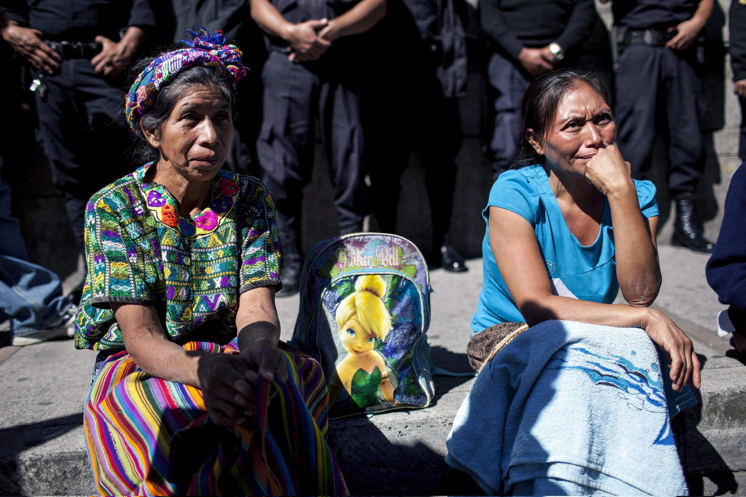 Fotografía de archivo en la que se registró a un grupo de mujeres indígenas al protestar a las afueras del Congreso de Guatemala, en la capital guatemalteca. EFE/Saúl Martinez
