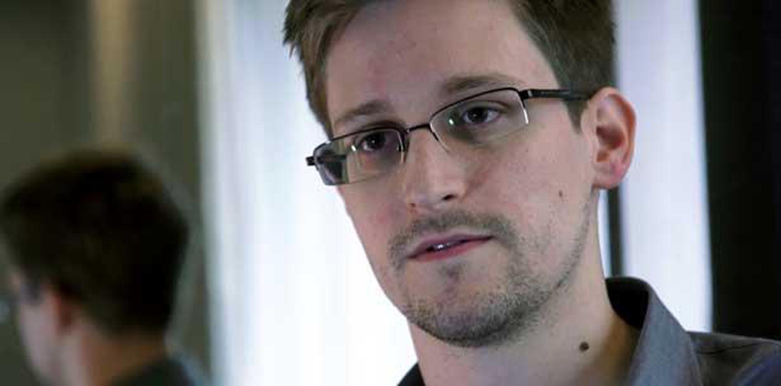 En su entrevista con el diario británico The Guardian, Snowden apenas se refiere a su novia y afirma que solo le dijo que tenía que viajar antes de salir de EE.UU. (AP / Archivo / The Guardian)