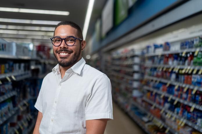 Melvin Rivera Cajías es uno de muchos pacientes que puede atestiguar sobre el servicio personalizado que brindan los farmacéuticos en Walgreens.