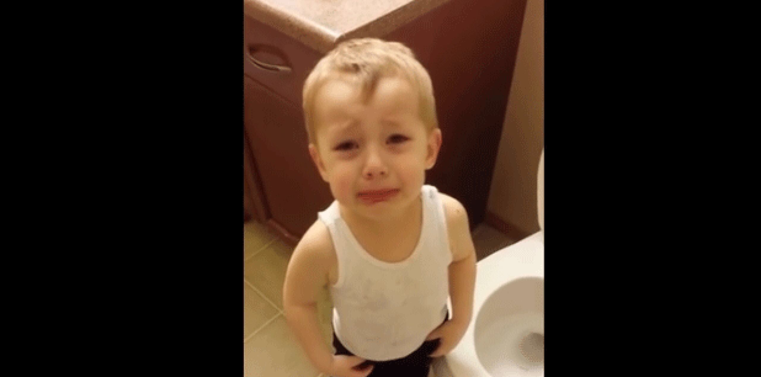 El niño estalla en llanto cuando ya no ve el cuerpo de su mascota. (YouTube)