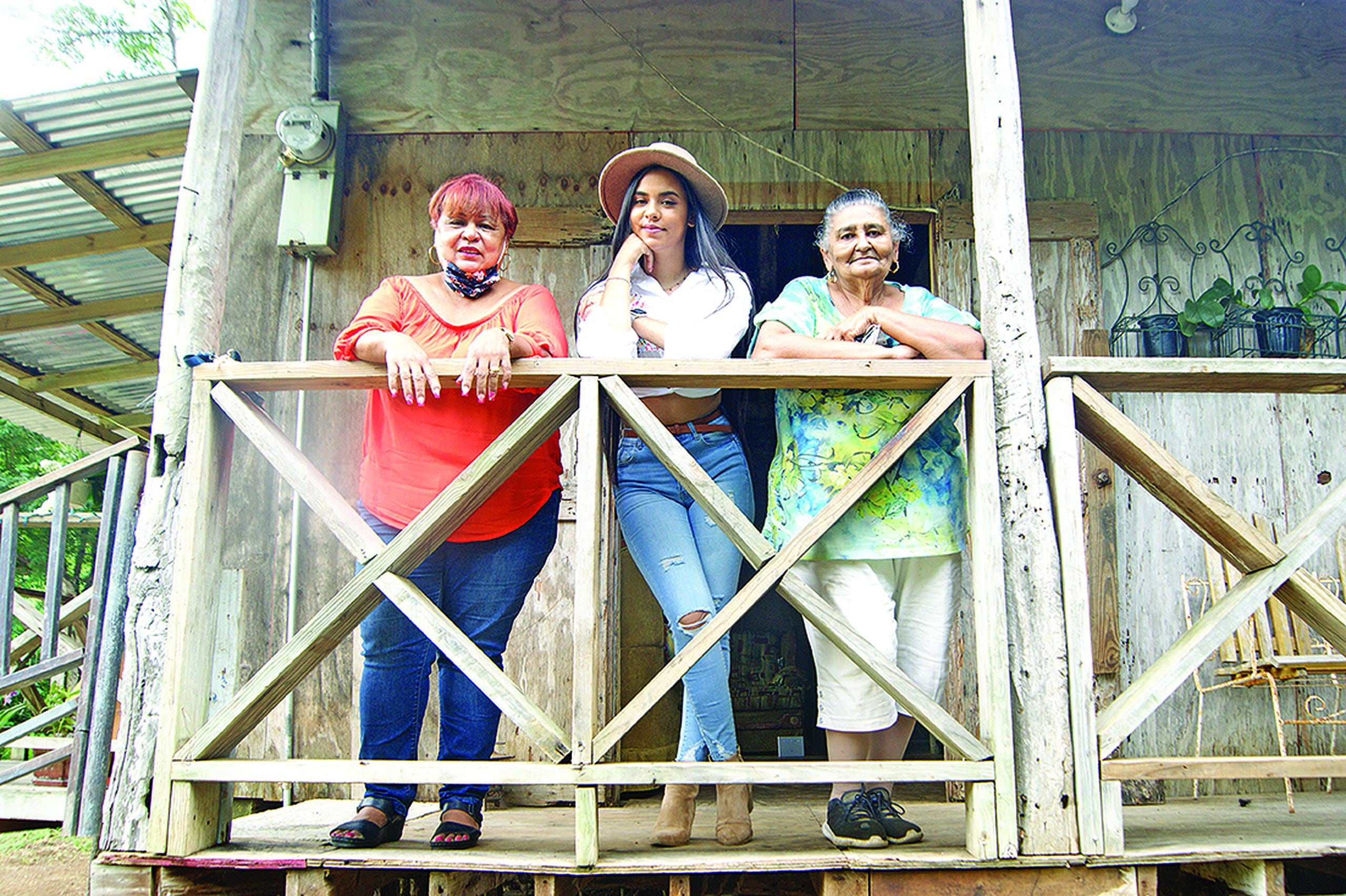 Herencia y Tradición. Junto a su bisabuela política, doña Nilda, y su tía Iris Sanabria, Julisa Díaz Sanabria posa en el balcón de la casa del patriarca de la familia, don Leopoldo Sanabria.