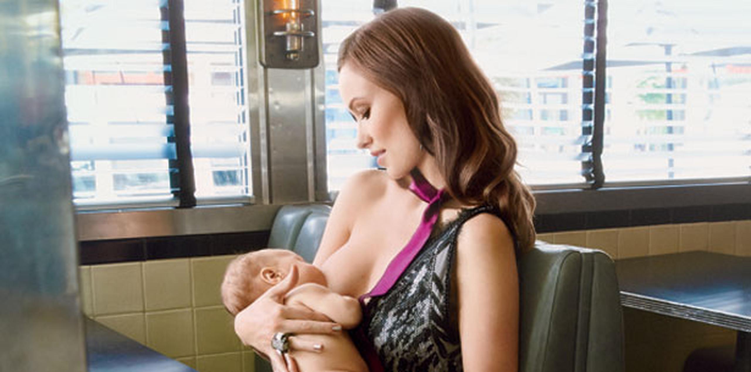 La imagen fue tomada en un restaurante mientras alimentaba a su hijo Otis, de 5 meses. (Archivo)