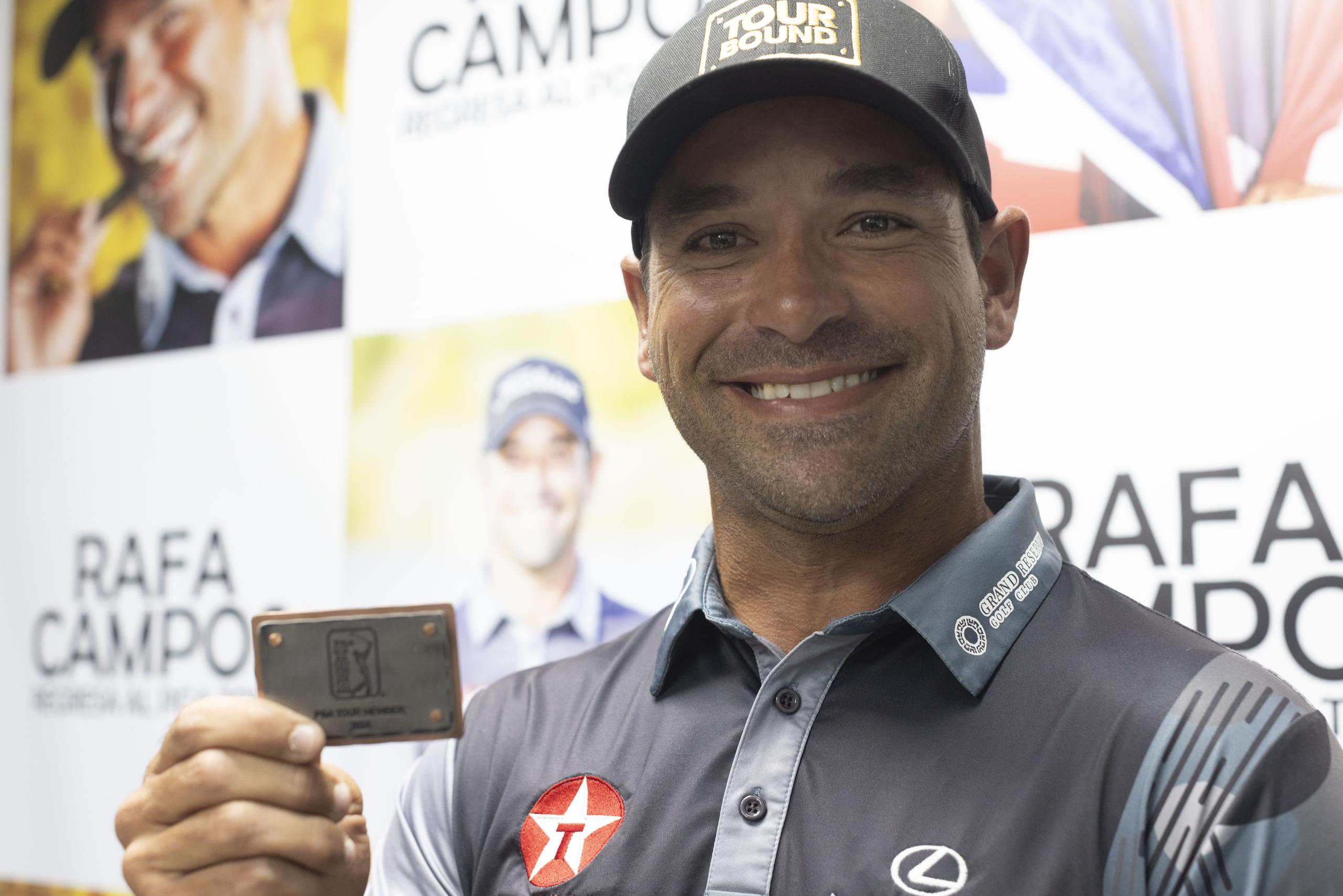 Rafa Campos muestra orgulloso, contento y aliviado la tarjeta PGA que le hace jugador nuevamente de esa prestigiosa liga.