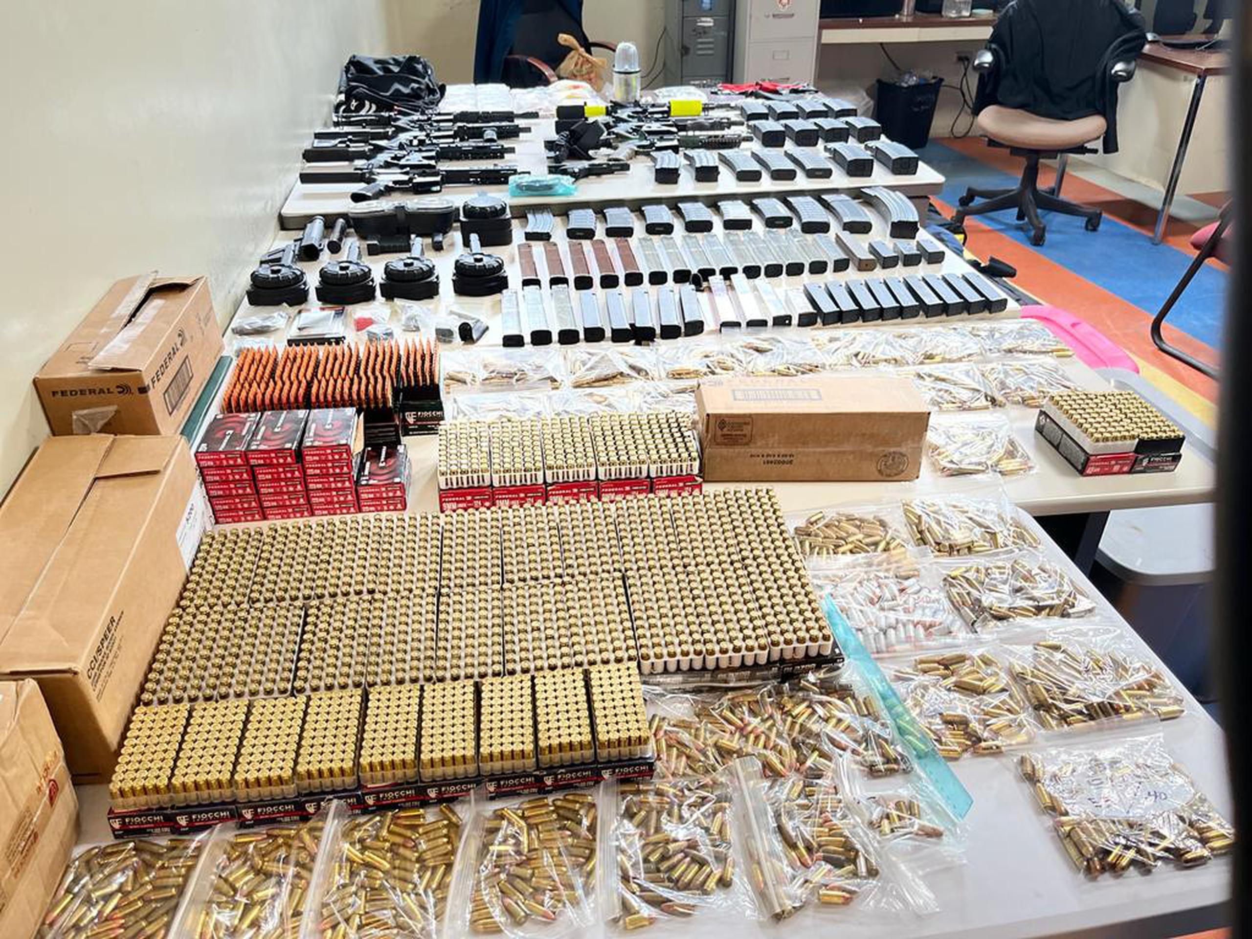 Armas ilegales, cargadores, más de 4,000 municiones, chalecos antibalas y sustancias controladas ocupadas en una casa abandonada del barrio Playita Cortada, en Santa Isabel.