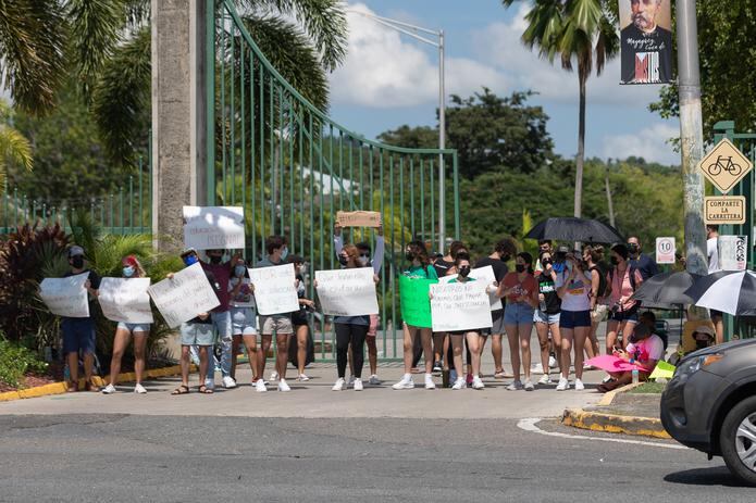 Los estudiantes del Recinto Universitario de Mayagüez solicitaron que la Universidad de Puerto Rico se declare un servicio esencial y oposición a toda medida que recorte el presupuesto.
