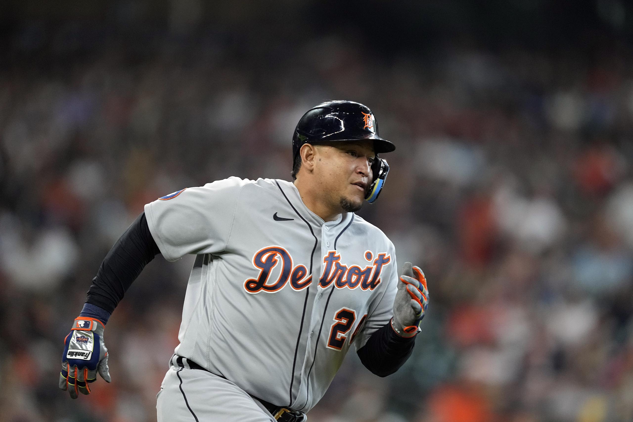 El venezolano Miguel Cabrera, de los Tigres de Detroit, recorre las bases tras conectar un doblete en el juego del sábado ante los Astros de Houston. 