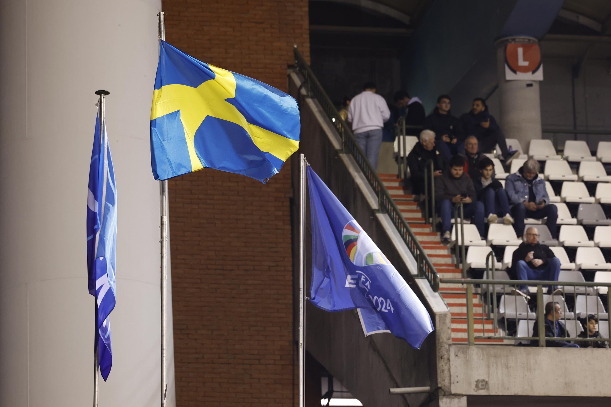 La bandera sueca en el mástil después de que el encuentro ent Bélgica y Suecia fue abandonado al medio tiempo tras un tiroteo en el centro de Bruselas antes del duelo del Grupo E de la eliminatoria al Campeonato Europeo el lunes 16 de octubre del 2023.
