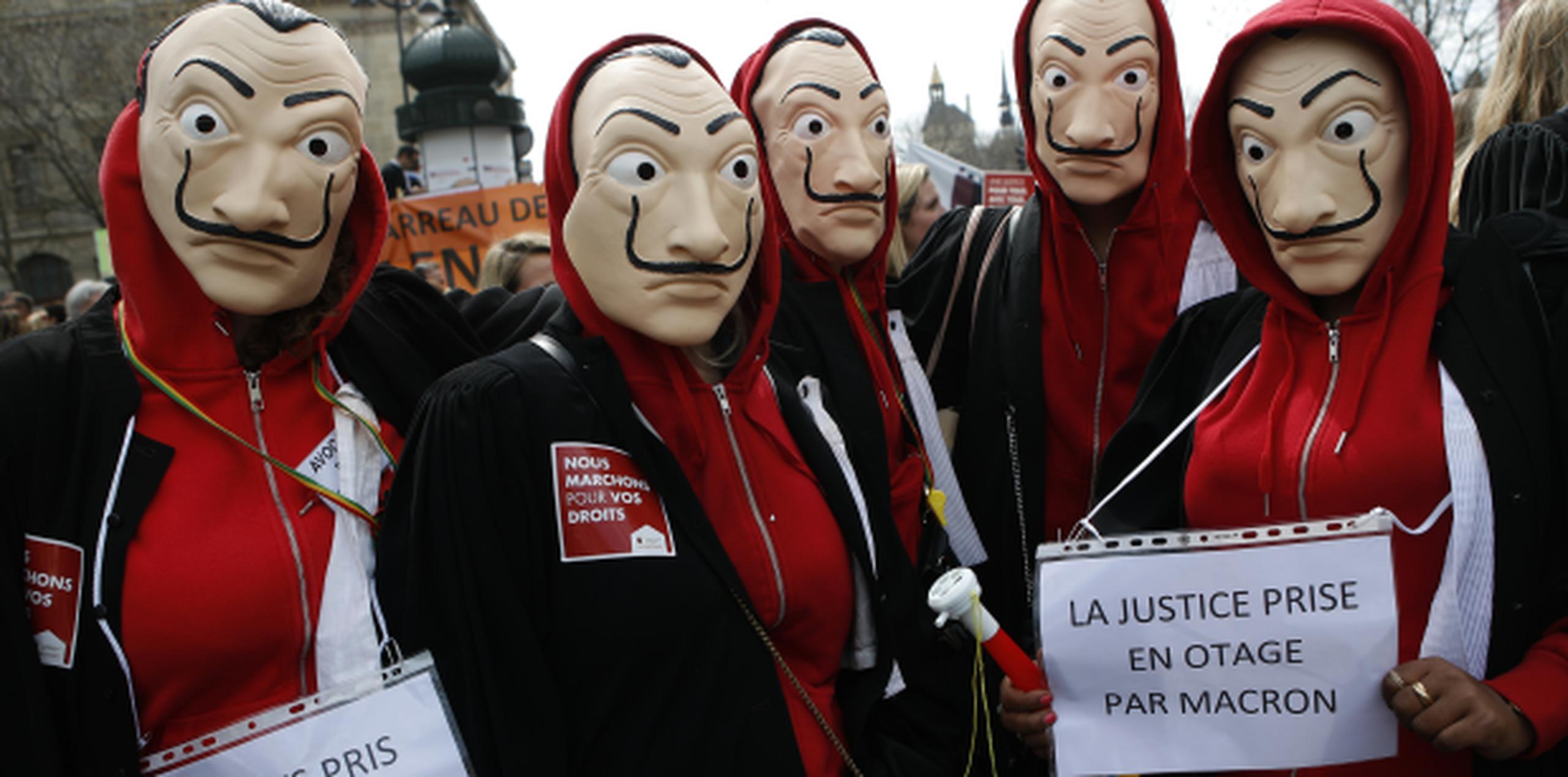 En medio de la protesta por cambios en el sistema legal de Francia, algunos abogados y magistrados se manifestaron disfrazados como personales de la serie "La Casa de Papel". (AP)