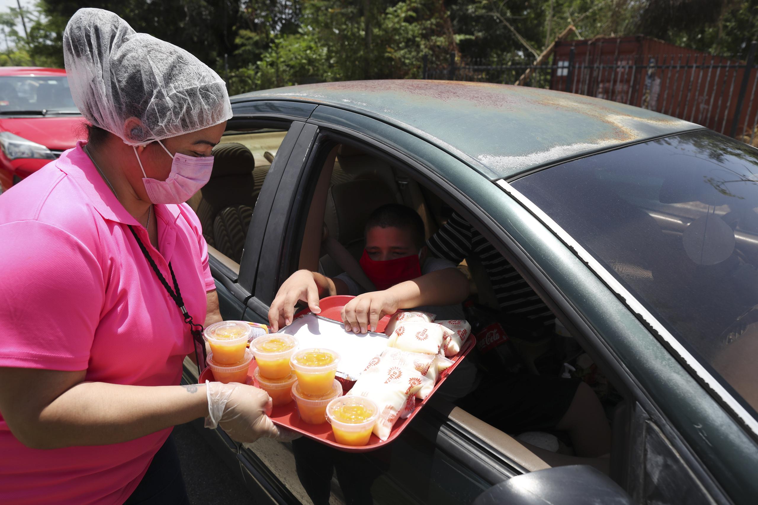 El municipio de Guaynabo reparte los alimentos preparados por los comedores escolares via servicarro. (Archivo)