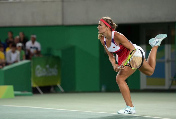 La boricua Mónica Puig en plena acción de la final por la medalla de oro ante la alemana Angelique Kerber, a quien le ganó los primeros cinco 'games' del tercer set luego de que el juego se empató a un parcial por bando. Puig se llevó la presea de oro al ganar 6-4, 4-6, 6-1.