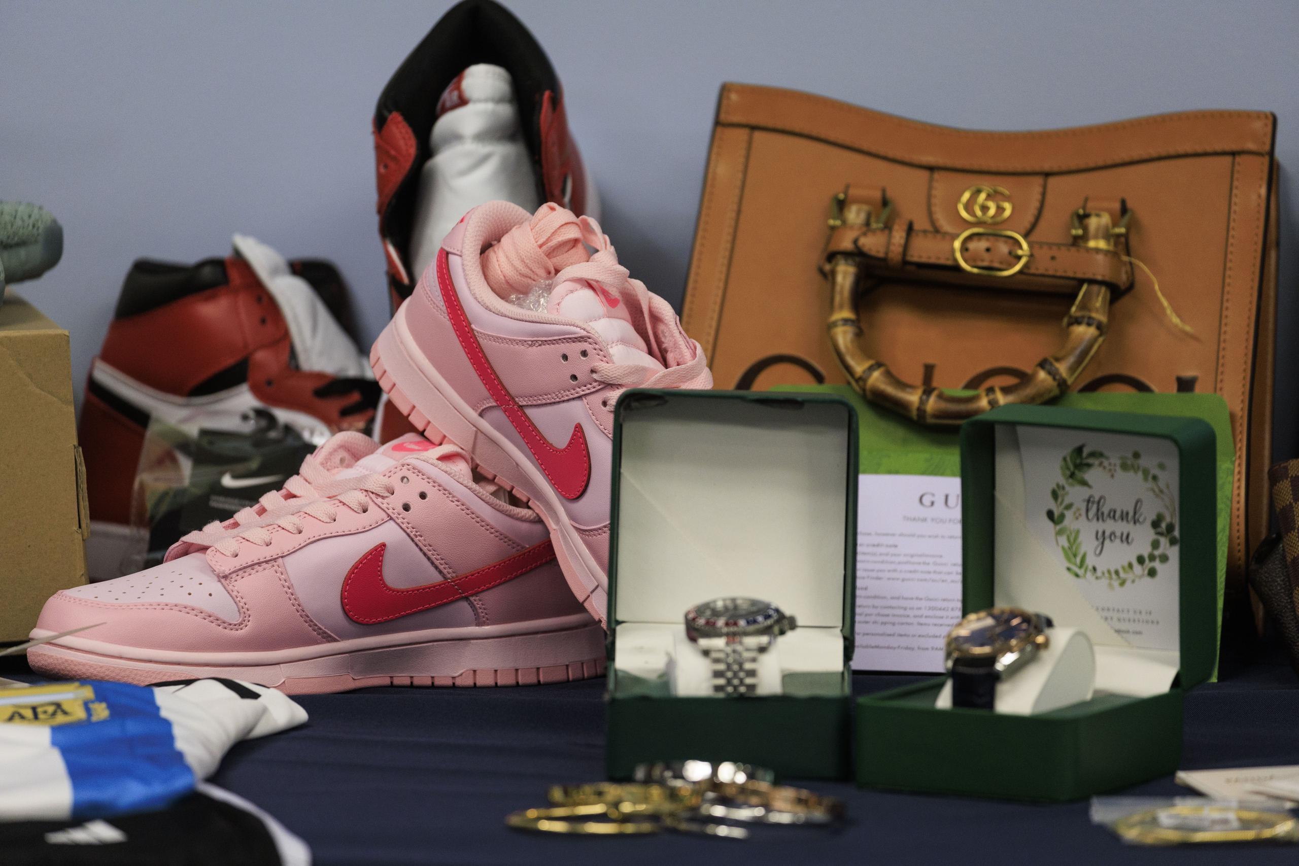 En la imagen, algunos de los artículos falsos, como GUCCI, tenis Jordan y Nike y relojes Rolex.
