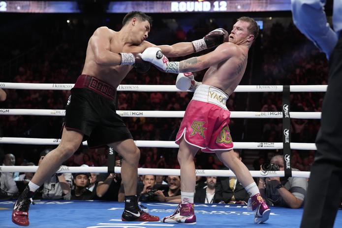 Dmitry Bivol, izquierda, de Kirguistán, lanza un golpe al rostro de Canelo Alvarez, de México, durante la pelea de peso semipesado.