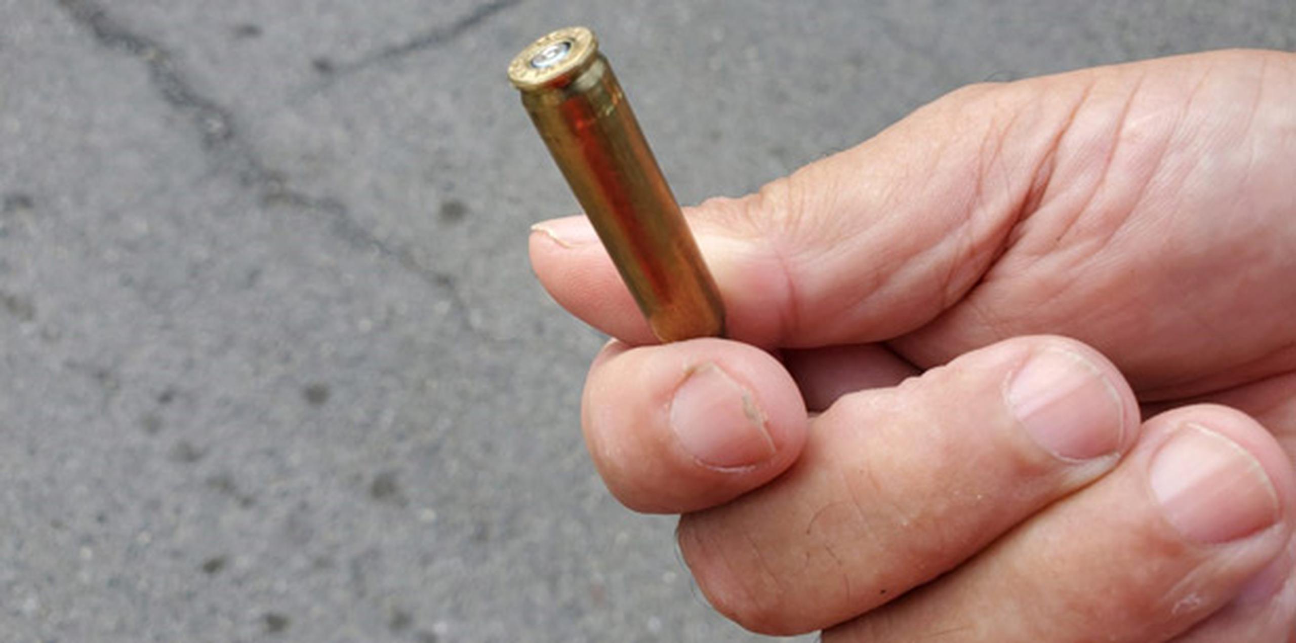 Los vecinos recolectaron alrededor de 80 casquillos de bala esparcidos en la carretera del  más reciente incidente violento en la zona. (osman.perez@gfrmedia.com) 