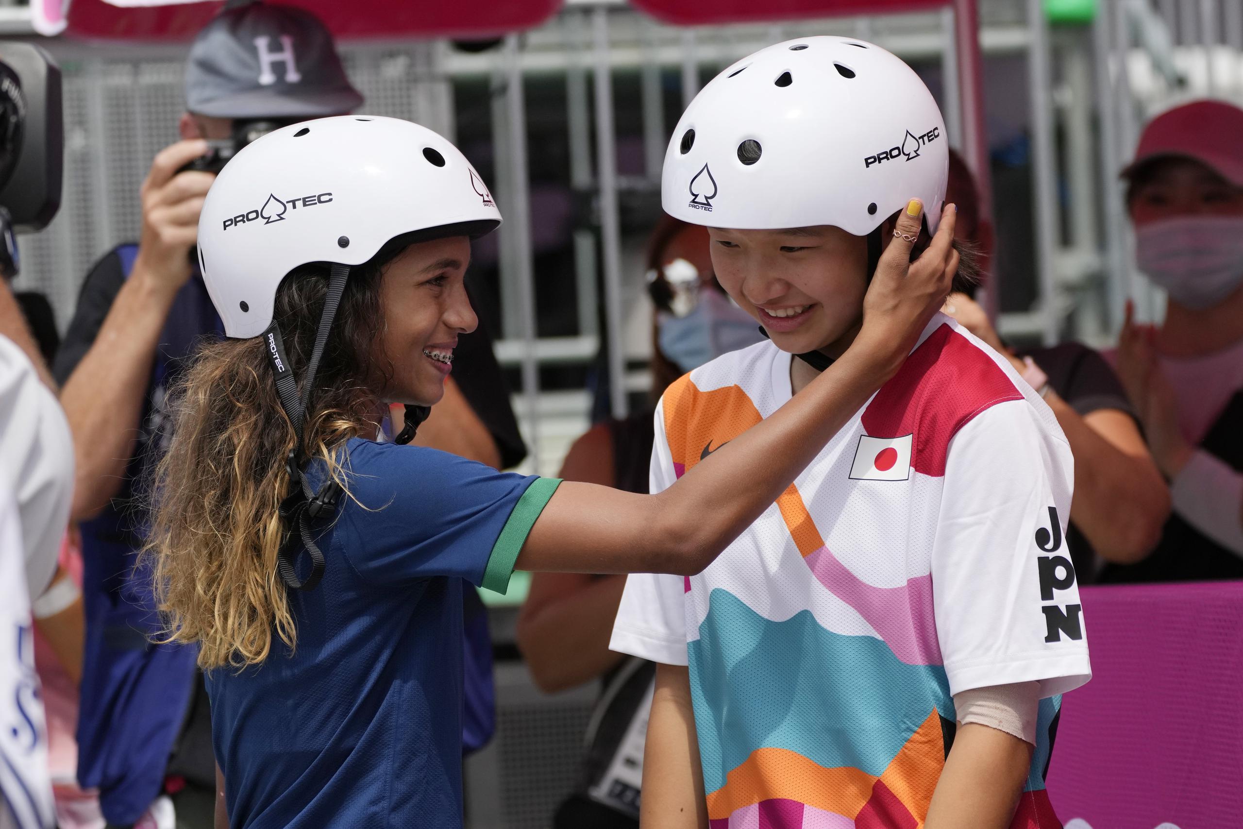 La brasileña Rayssa Leal, felicita a la japonesa Momiji Nishiya tras su triunfo dorado en la final del skateboarding femenino de los Juegos Olímpicos de Tokio 2020.