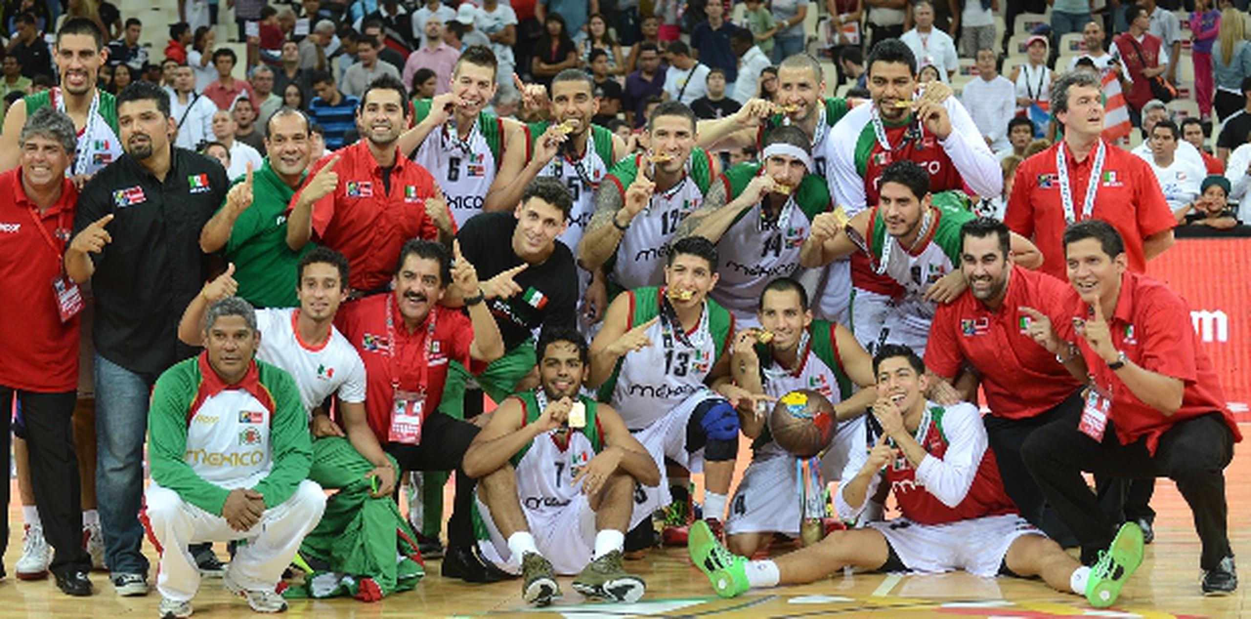 La selección nacional de México posa para fotos luego de recibir la medalla de oro del torneo Premundial en Caracas. (Enviado especial / andre.kang@gfrmedia.com)