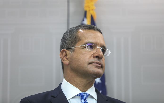 El gobernador Pedro Pierluisi durante una conferencia de prensa.