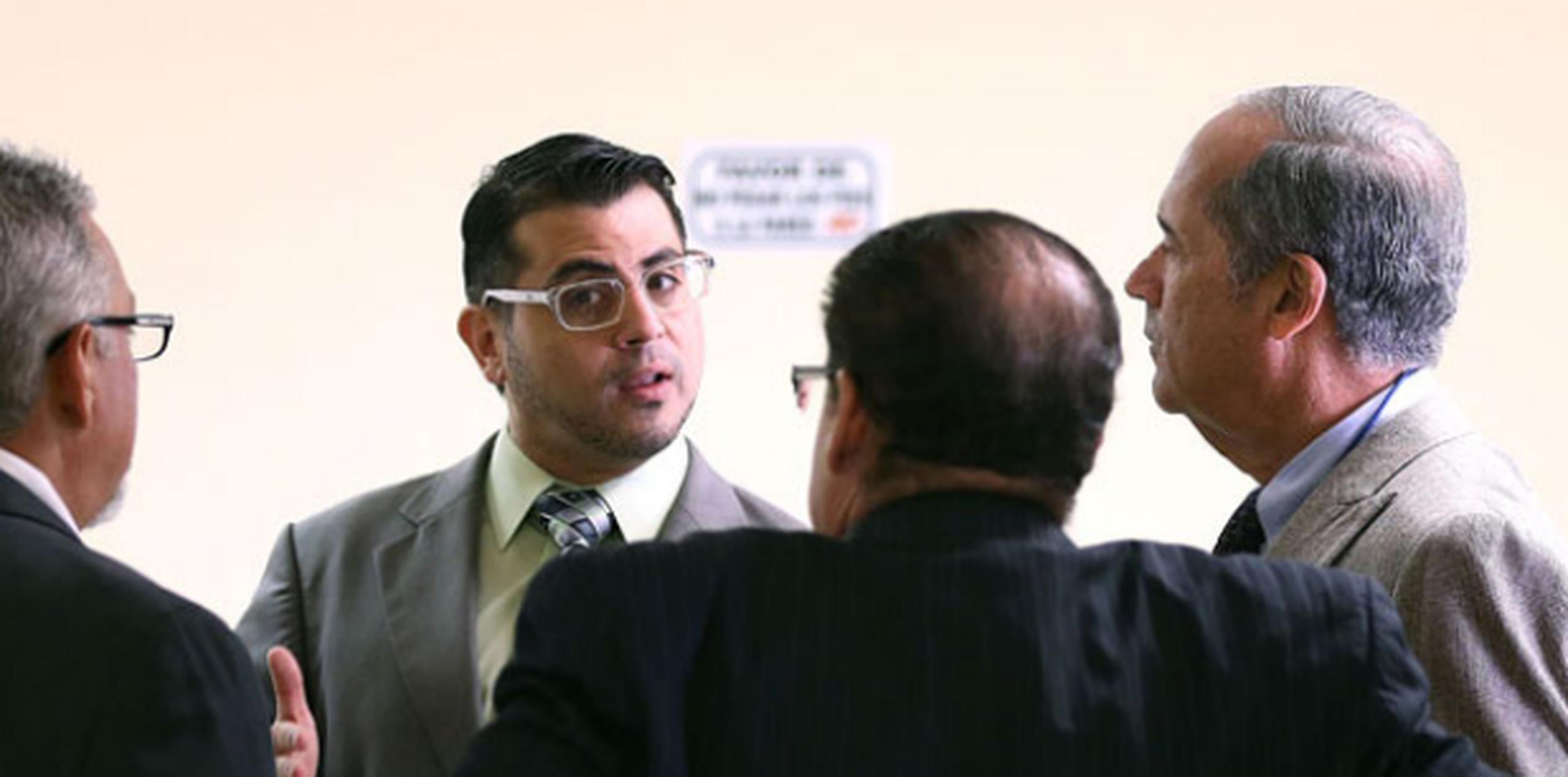 En la foto, el fiscal Edmanuel Santiago conversa con los abogados de la defensa. (jose.reyes@gfrmedia.com)