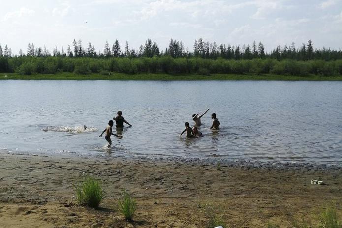 Niños jugaban ayer en el lago Krugloe, a las afueras de Verkhoyansk.