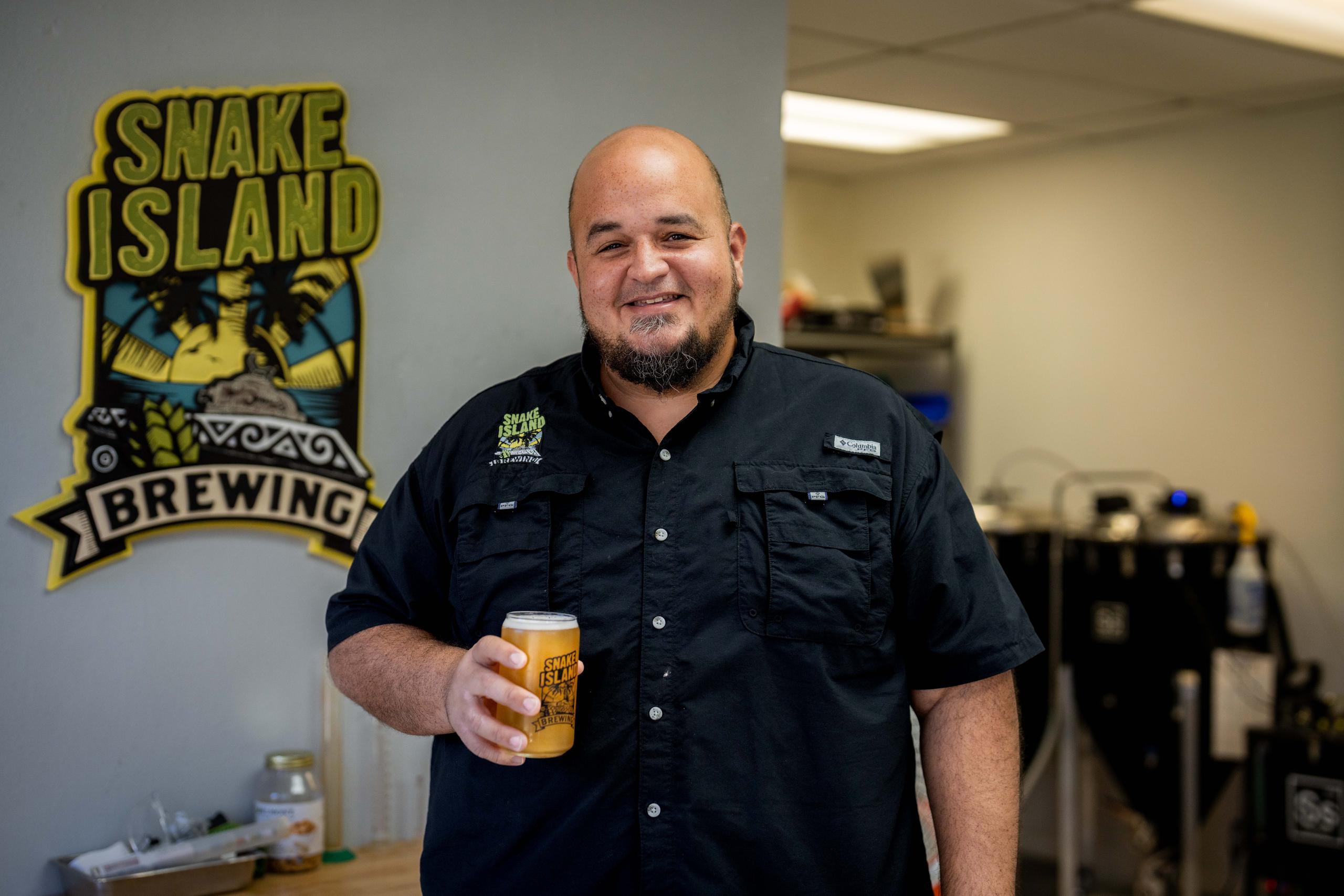 Snake Island Brewing Company, una cervecería artesanal, fue fundada por Waldemar Robles.