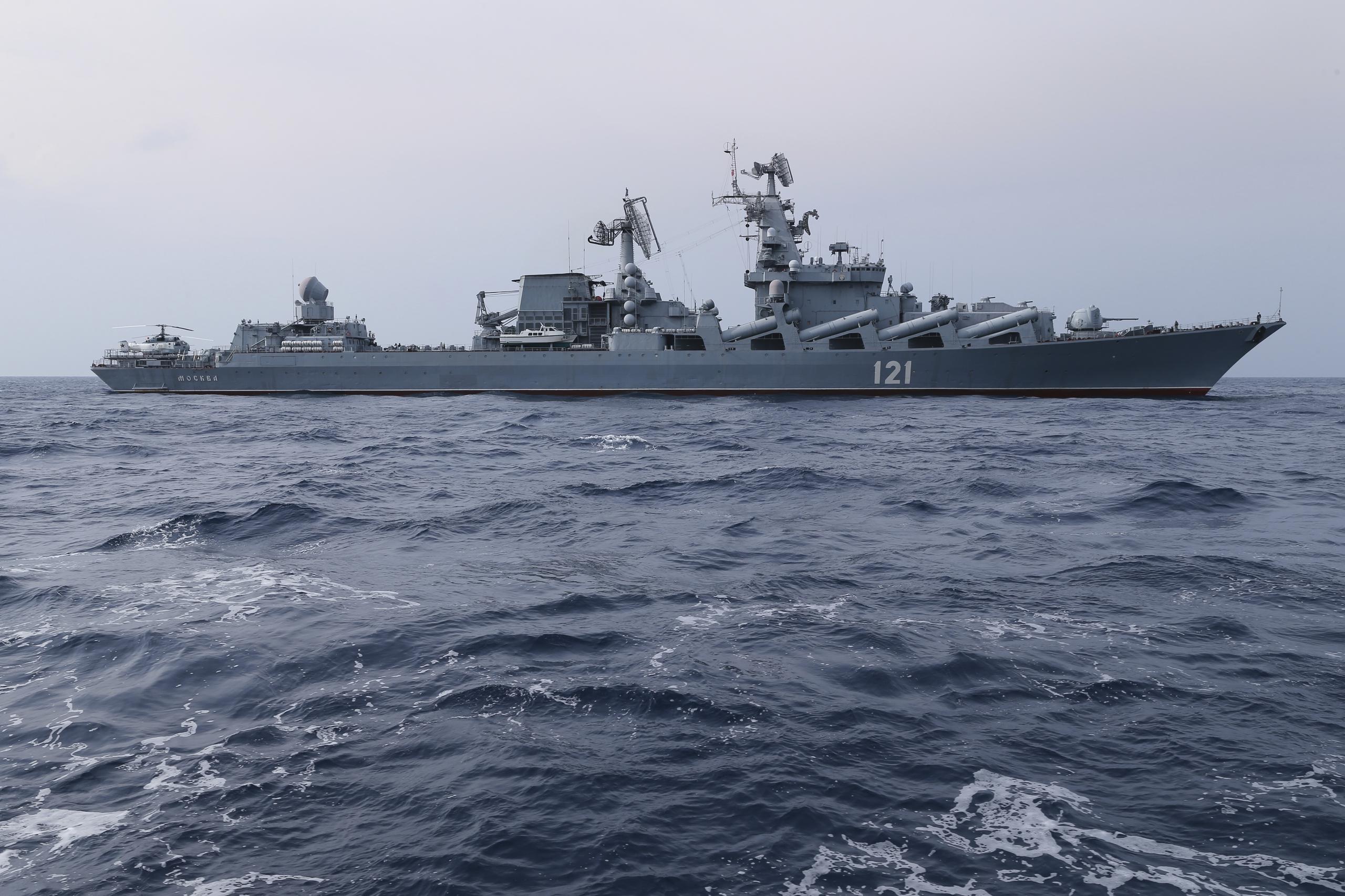 El Moskva se hundió en circunstancias disputadas: los ucranianos dicen que lo alcanzaron con misiles, pero Rusia asegura que fue debido a un incendio a bordo.
