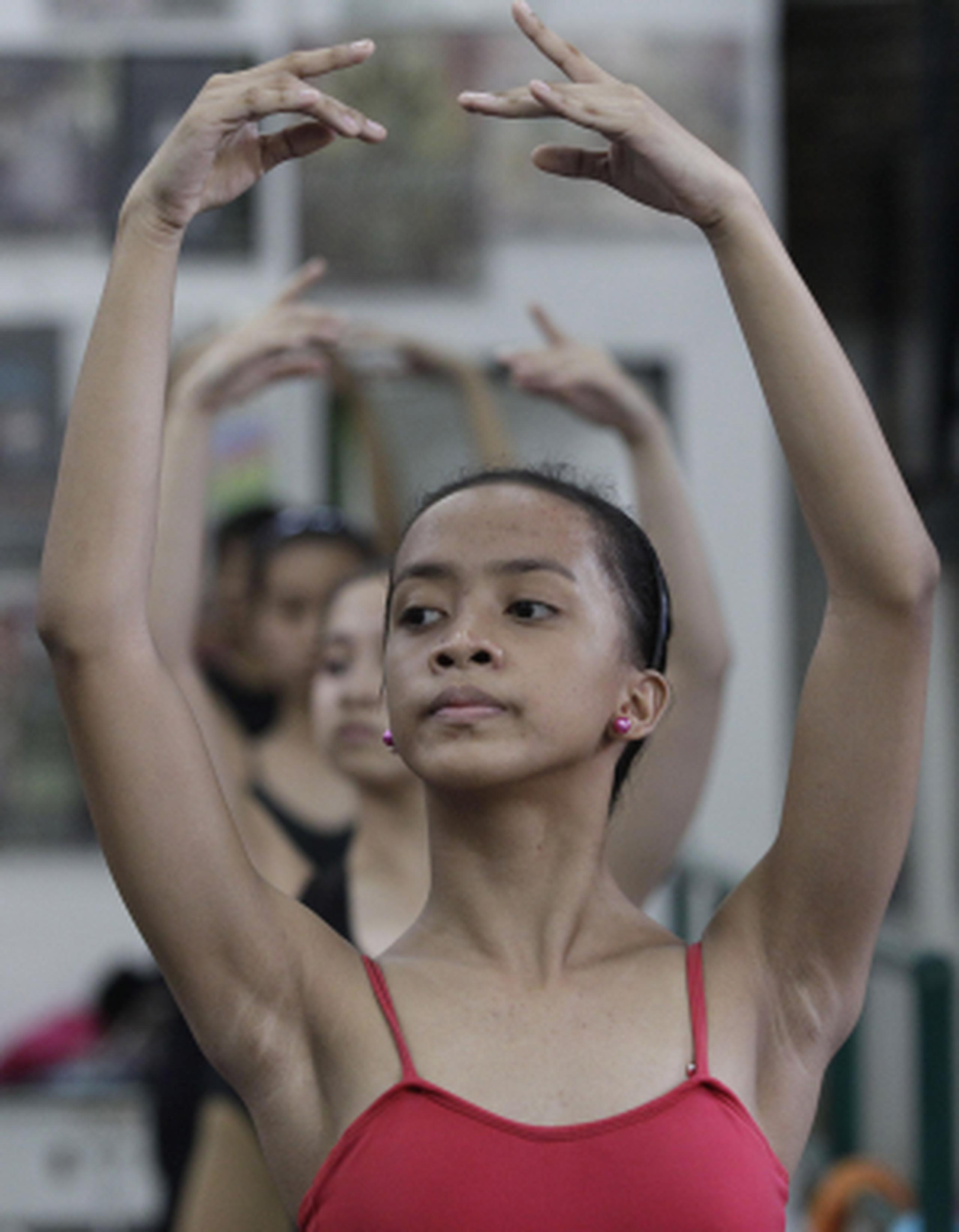 Jessa Balote fue rescatada a los 10 años de edad de su triste vida para que estudie ballet. (AP/Aaron Favila)