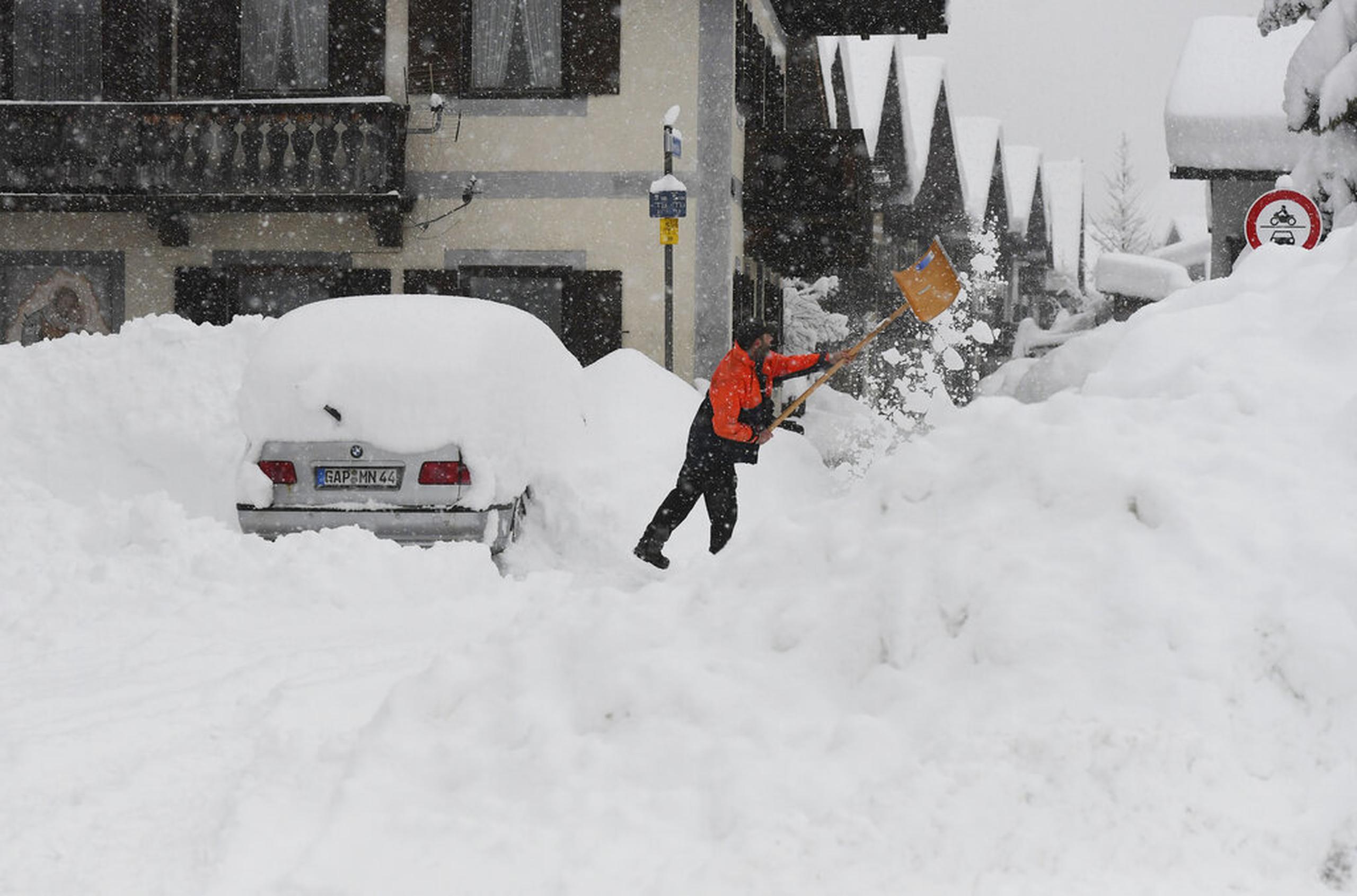 Un hombre quita la nieve de su auto hoy en Garmisch-Partenkirchen, al sur de Alemania.