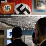 Compra objetos nazis para donarlos a judíos
