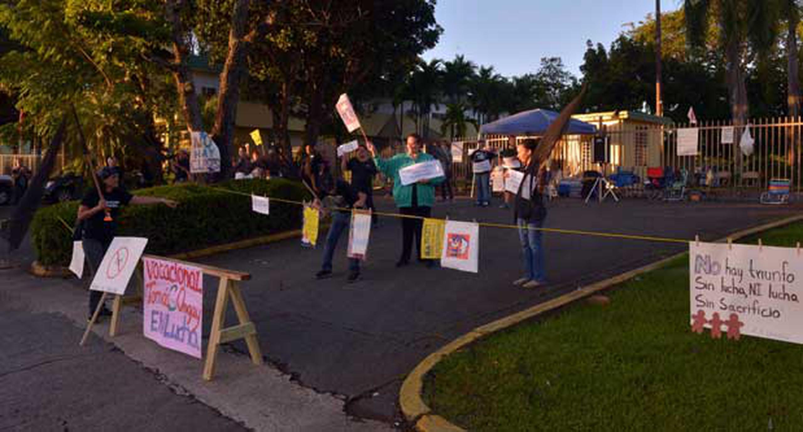 En la escuela superior vocacional Tomás C. Ongay de Bayamón, en un costado de la vía pública que ubica frente a la escuela, dos maestras repartían paletas dulces a los conductores, para que "la gente se las chupe, porque nosotros no nos vamos a chupar esta Ley 160", dijo una de las manifestantes. (jose.rodriguez1@gfrmedia.com)