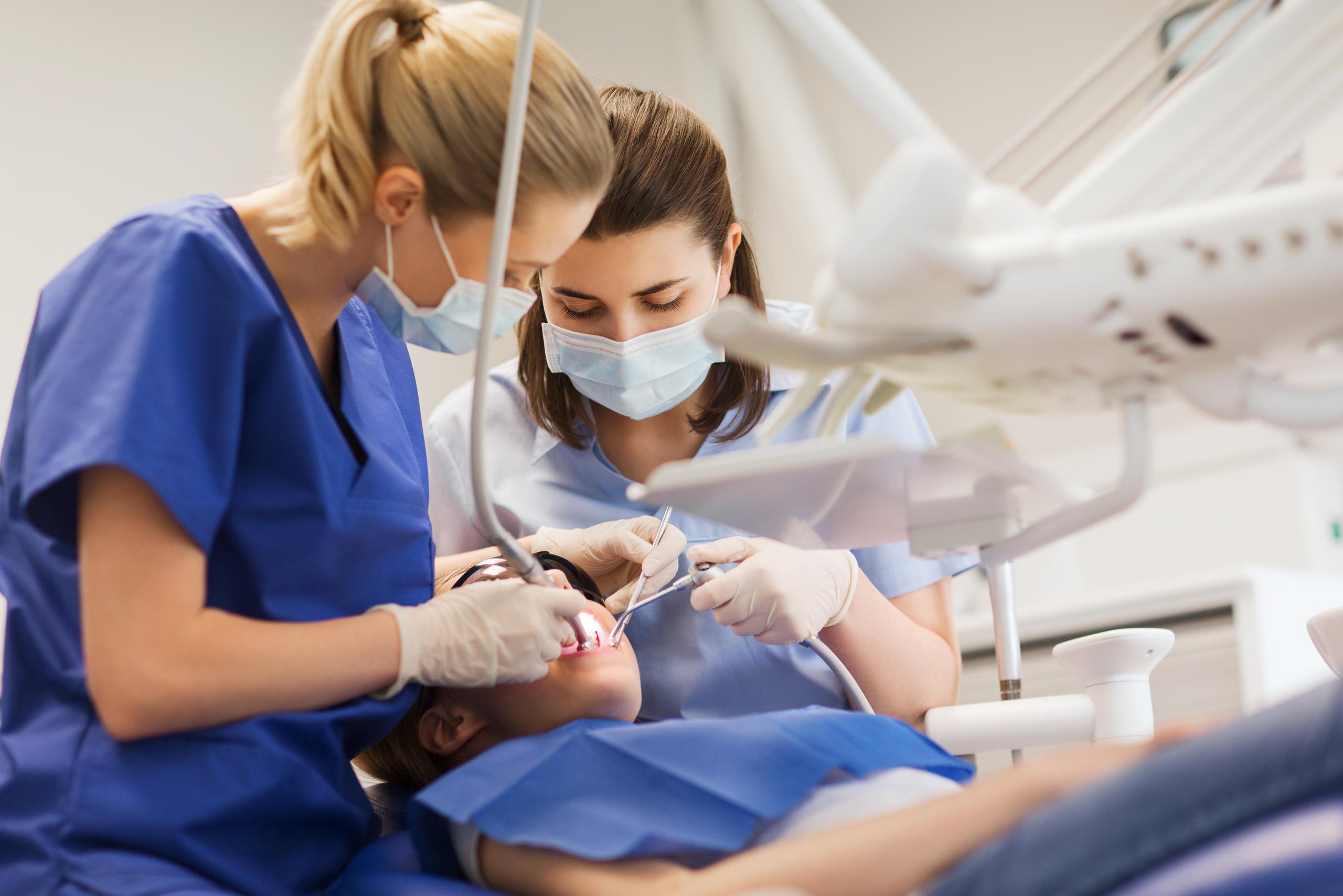 Las carreras técnicas, como la de asistente dental, te ayudarán a convertirte en un profesional competente y bien preparado en esas disciplinas.