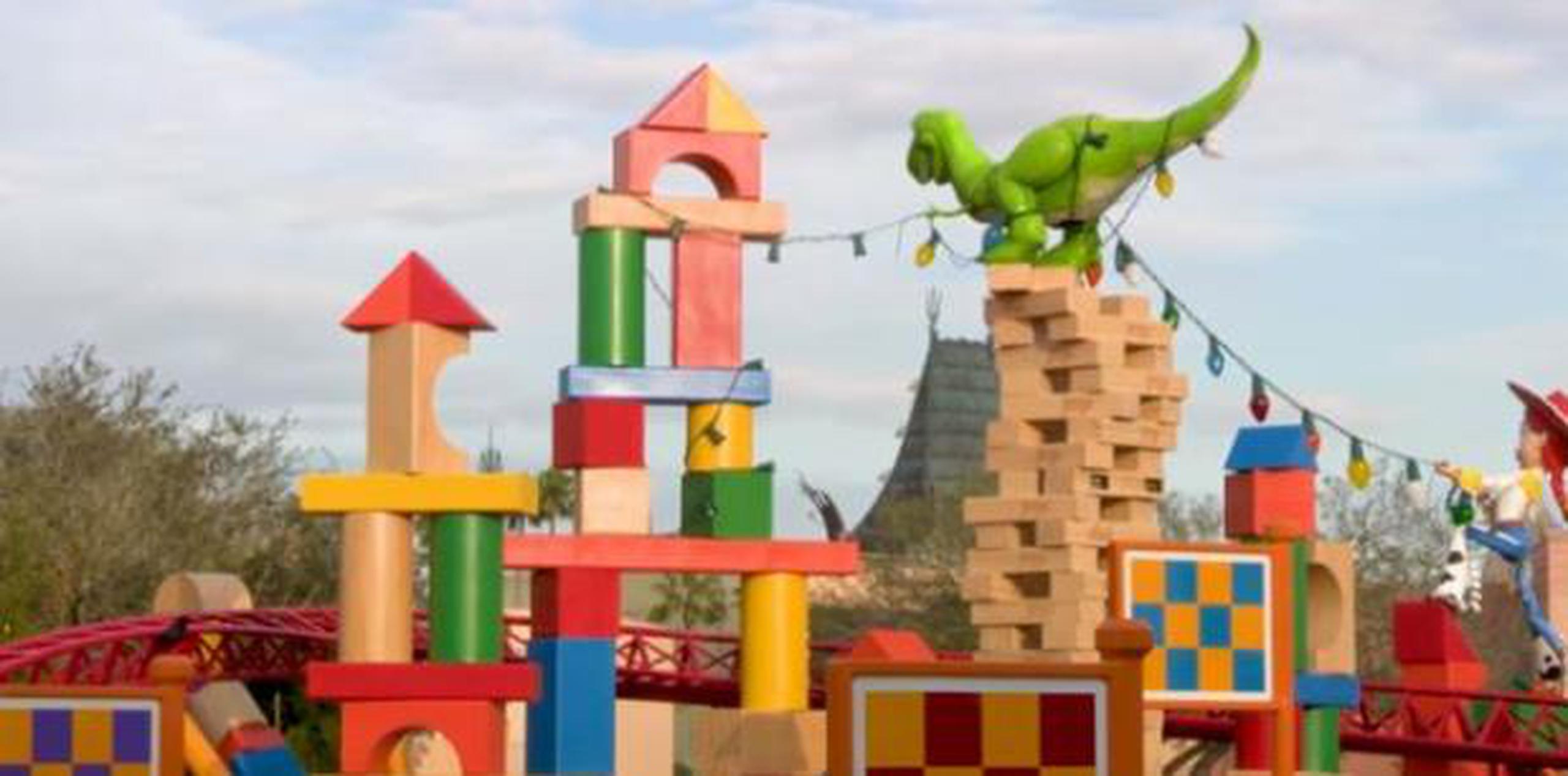 "Toy Story Land es una aventura al infinito y más allá", concluye uno de los videos. (YouTube)