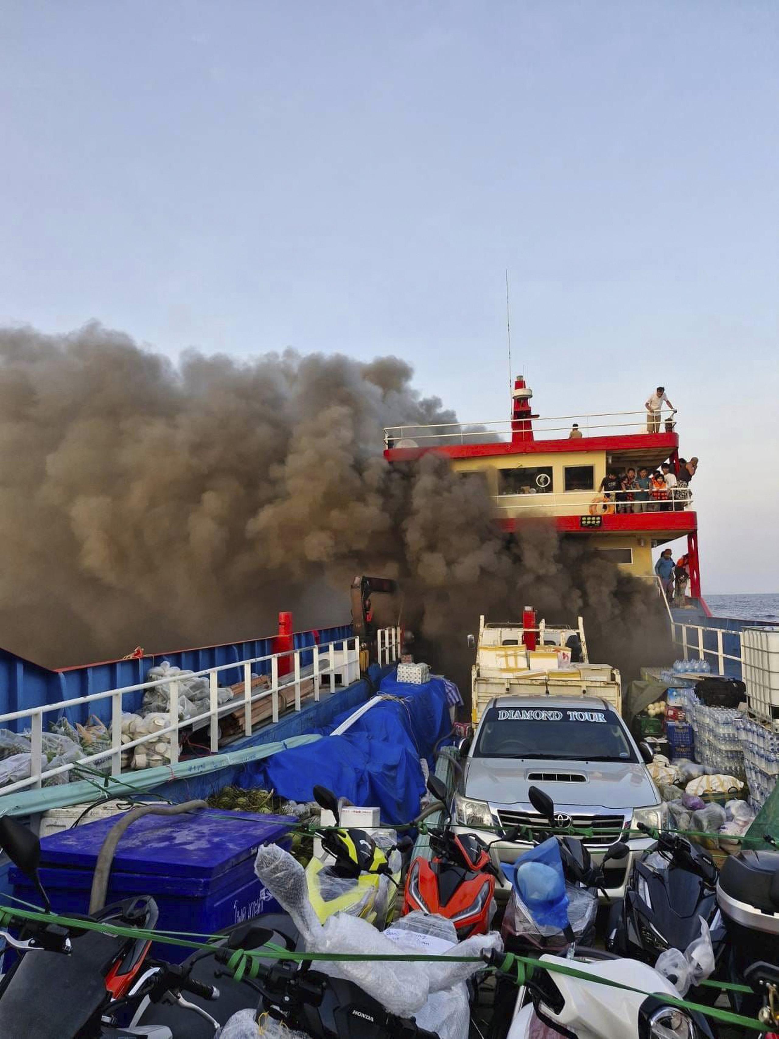 Los videos mostraban a gente saliendo a toda prisa de la cabina del transbordador colocándose los chalecos salvavidas, mientras un denso humo negro se extendía por la embarcación, que más tarde quedó envuelta en llamas.
