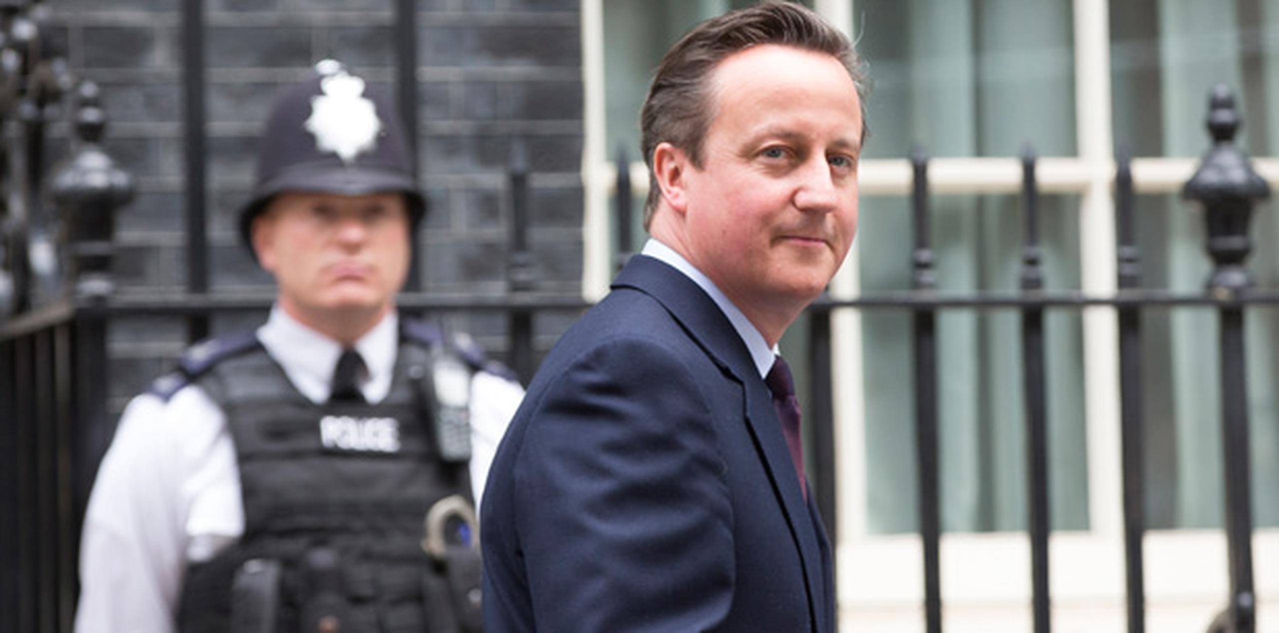 La oficina del primer ministro David Cameron dijo que el político visitará más tarde el Palacio de Buckingham, donde se espera que comunique a la reina Isabel II que tiene suficientes apoyos para formar gobierno. (AP)