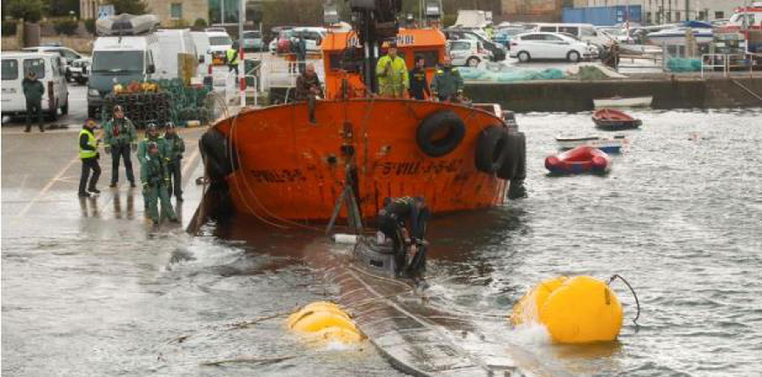 La policía jala un submarino sospechoso de llevar toneladas de cocaína en Aldan en el noroeste de España. (Archivo)