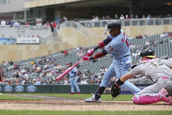 El dominicano Jorge Polanco conecta un sencillo al jardín izquierdo por los Mellizos de Minnesota en el tercer inning del juego ante los Atléticos de Oakland, el domingo 8 de mayo de 2022, en Minneapolis. (AP Foto/Stacy Bengs)