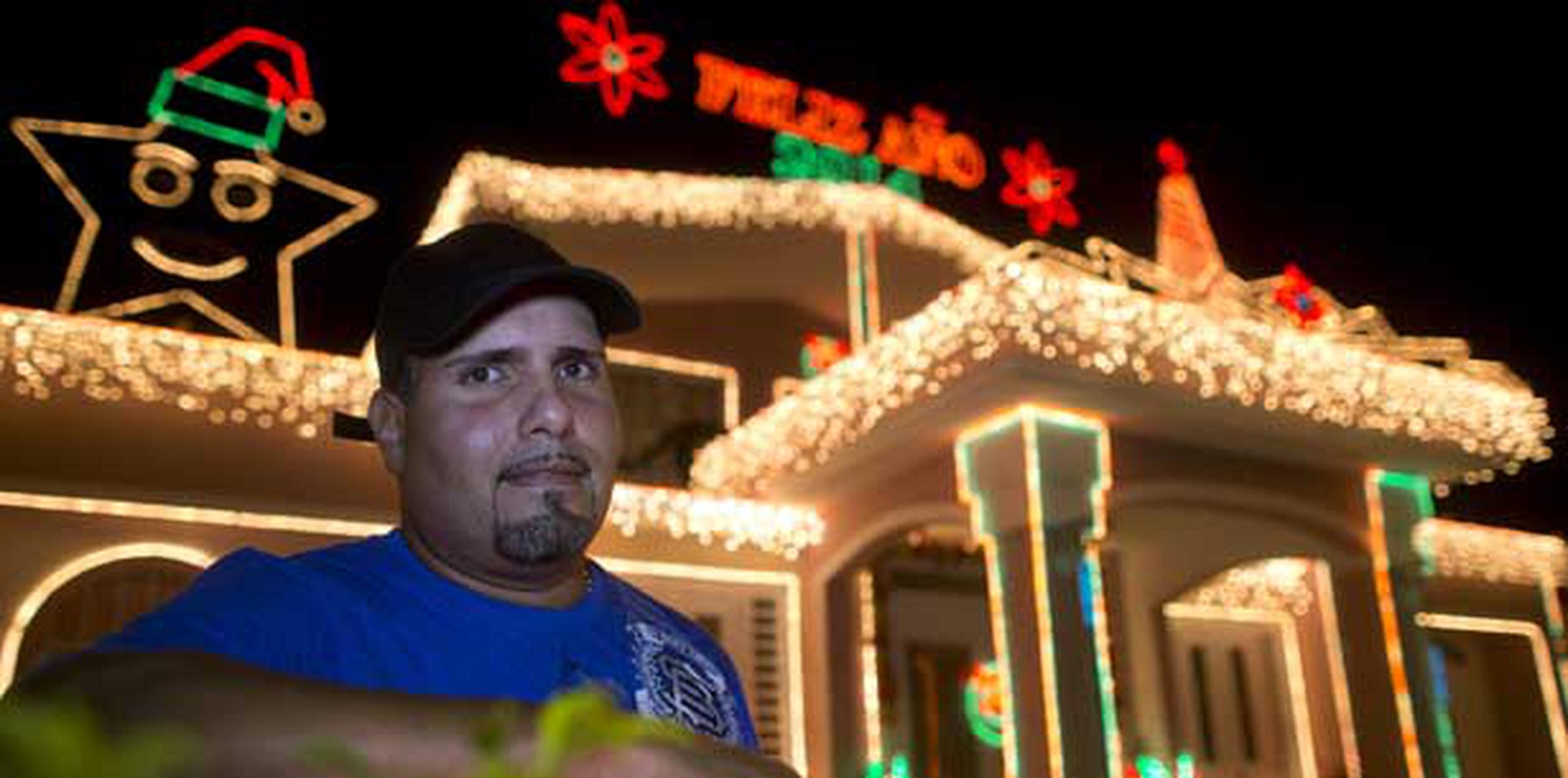 Wilfredo “Canito” Gómez asegura que no gasta tanto en energía eléctrica con las bombillas de Navidad.   (Xavier J. Araujo/GFR Media)