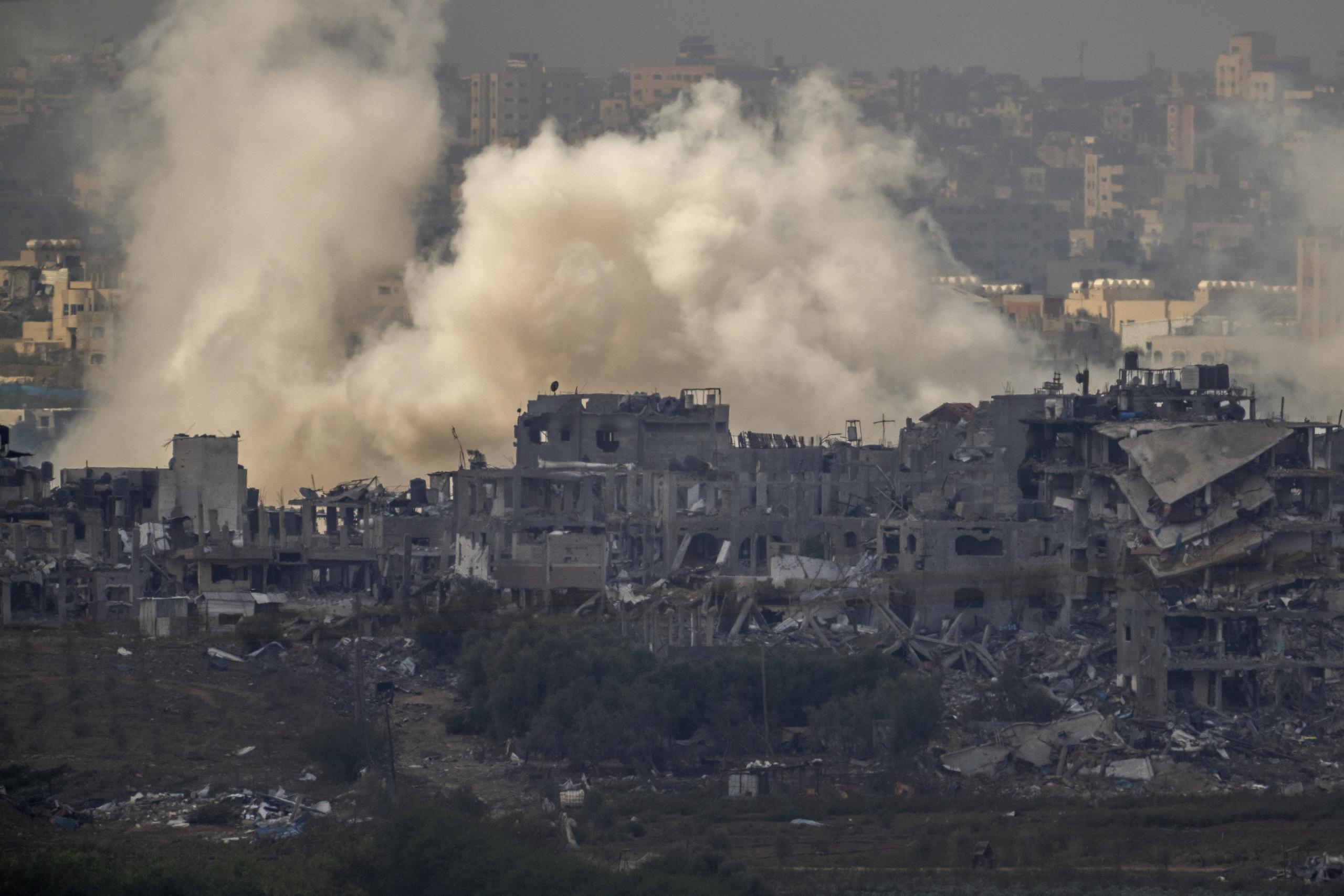 El humo se eleva desde una explosión en la Franja de Gaza vista desde el sur de Israel (Foto AP/Victor R. Caivano)