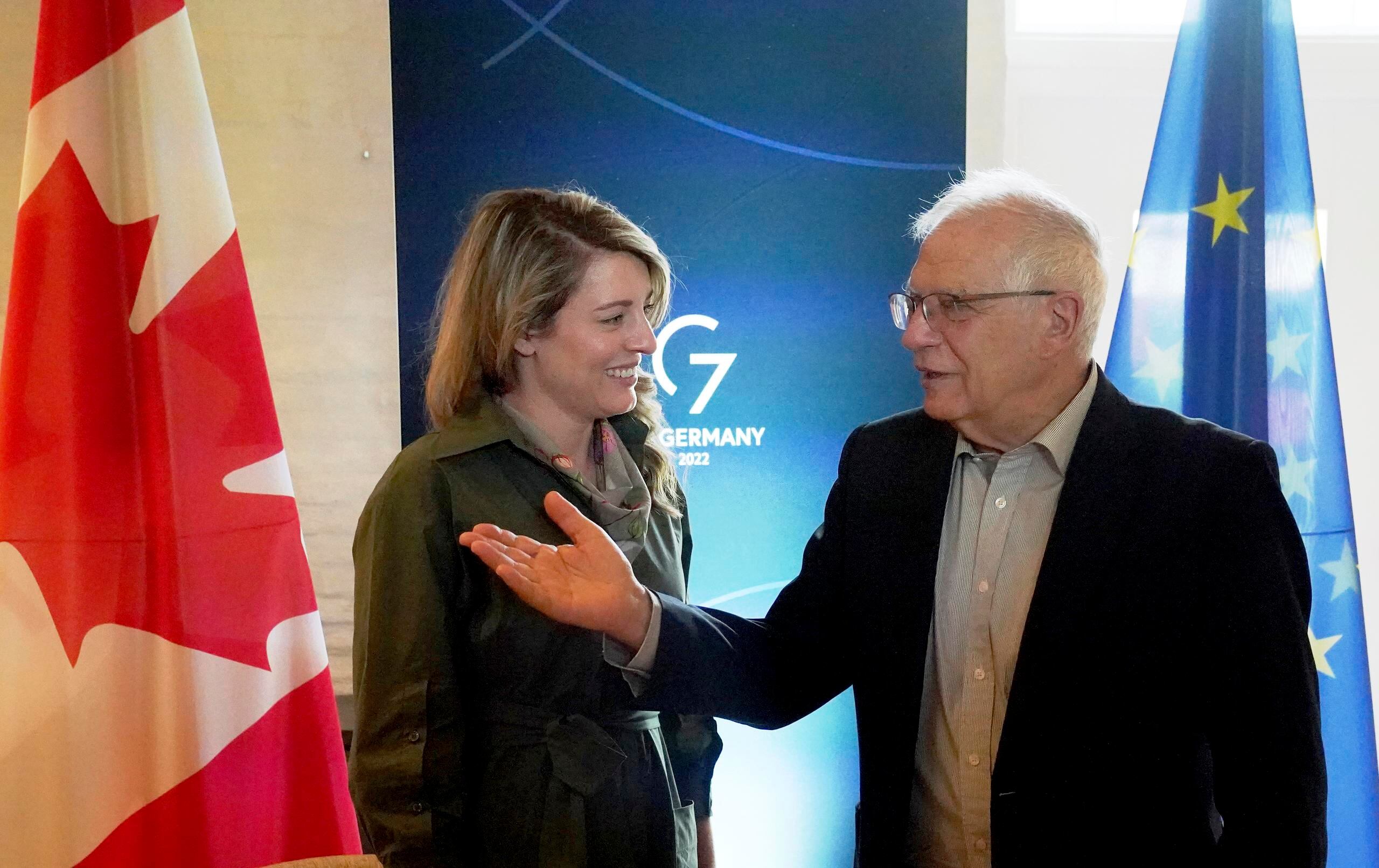 Melanie Joly, ministra de Exteriores de Canadá, y Josep Borrell, alto representante de Asuntos Exteriores de la UE, hablan durante una reunión bilateral en el marco de una cumbre de ministros de Exteriores del G7 en Weissenhaeuser Strand, Alemania, el 14 de mayo de 2022.