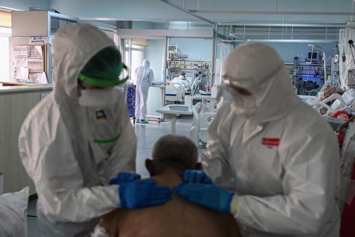 Personal médico atiende a un paciente contagiado de COVID-19 que permanece recluido en una Unidad de Cuidados Intensivos en Turquía.