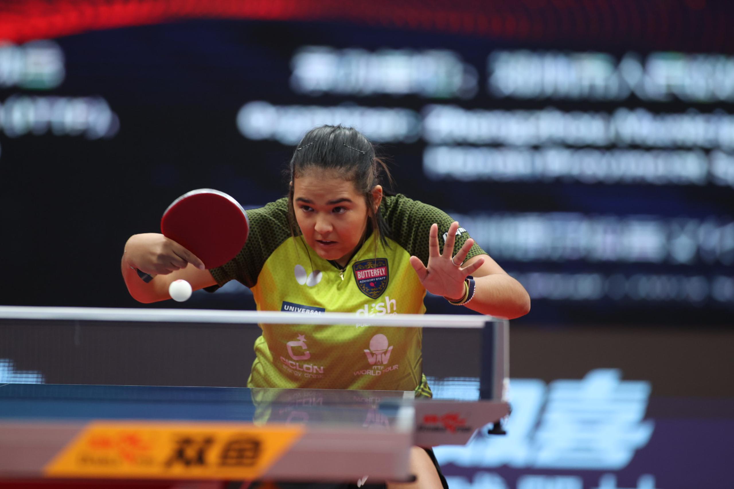 Adriana Díaz devuelve un tiro de la taiwanesa I-Ching Cheng durante su participación en la Gran Final de la ITTF en China.