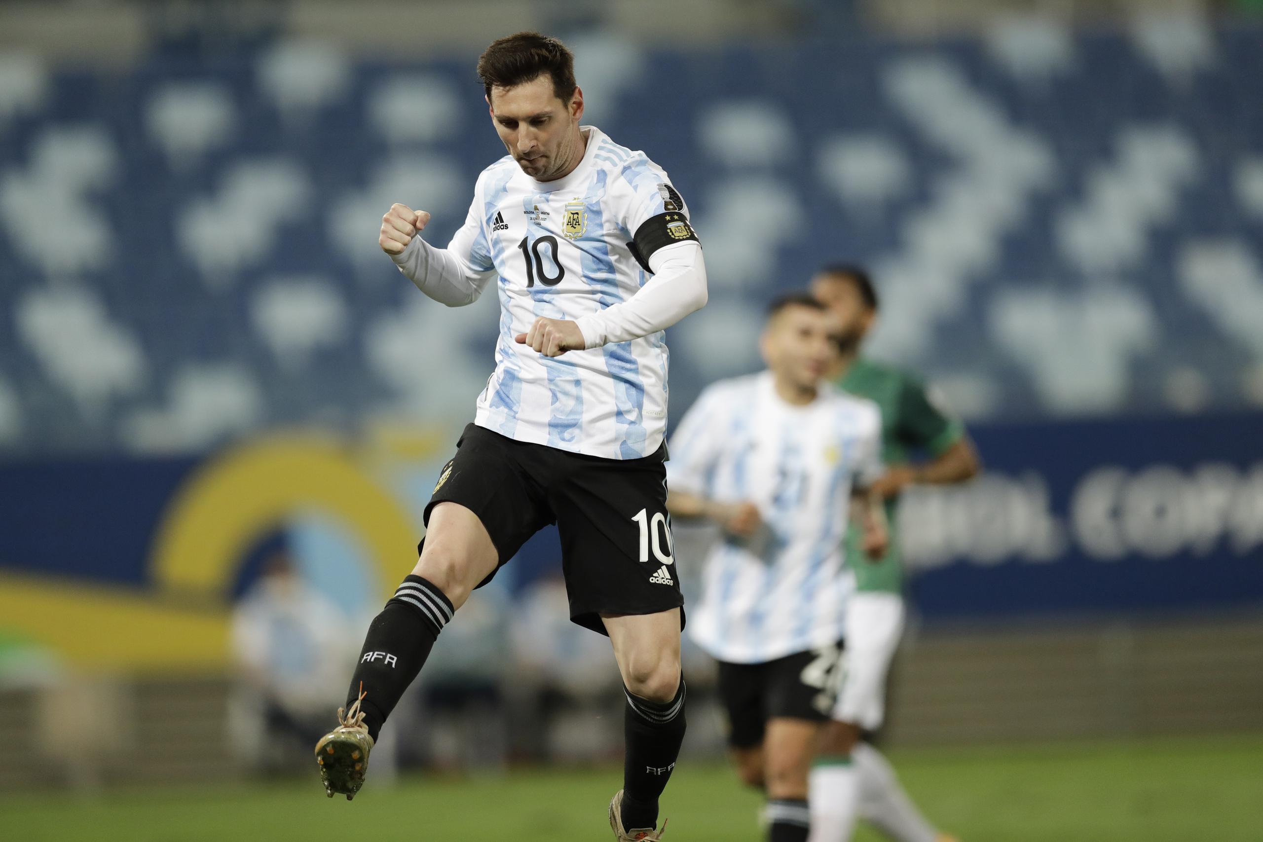 Lionel Messi celebra su segundo gol del partido, en pateada de penalty en el juego ante Bolivia.