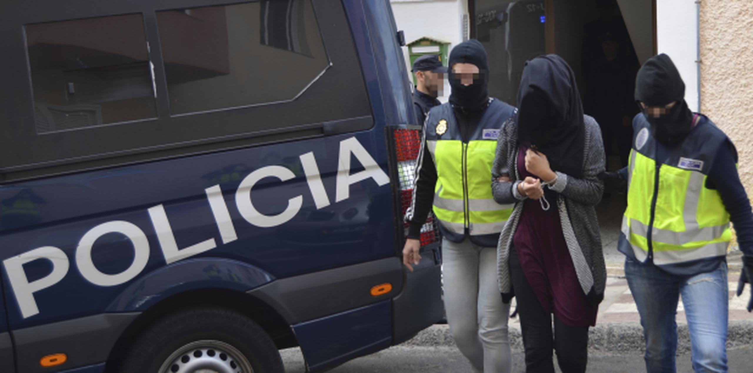 Una de las presuntas reclutadoras al momentop de su detención por la Policía. En lo que va del año España ha detenido a 100 presuntos milicianos islámicos. (EFE)