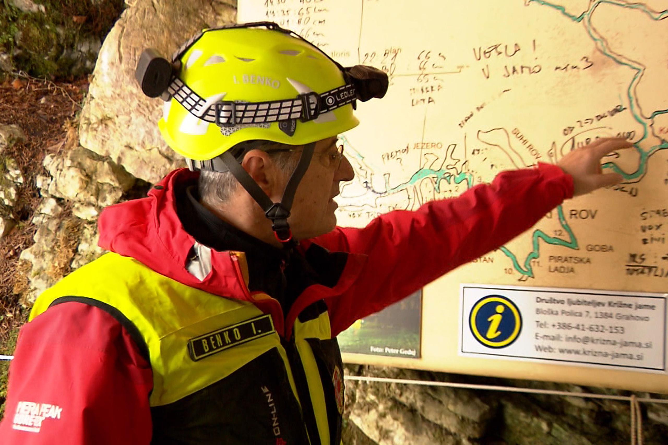 Un rescatista inspecciona el mapa de la cueva en Krizna Jama en Eslovenia, donde varias personas quedaron atrapadas, el 7 de enero de 2024. Foto tomada de video.  (Pop TV via AP)