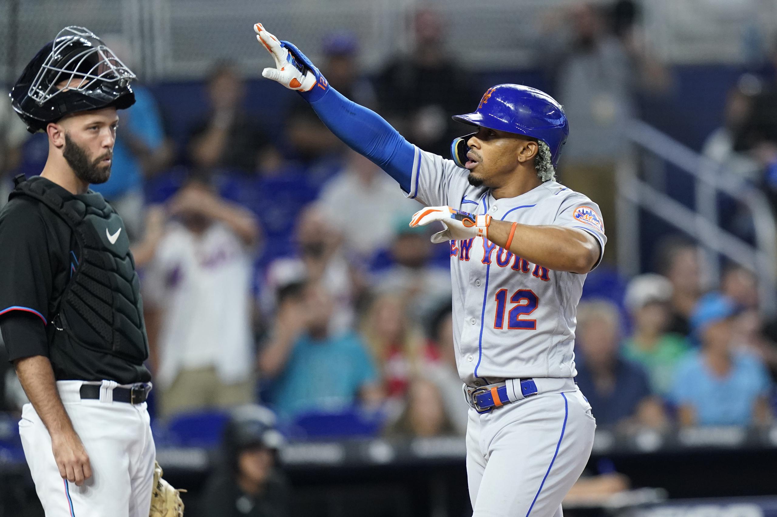 El boricua Francisco Lindor, de los Mets de Nueva York, anota tras conectar un jonrón solitario mientras le observa el catcher Jacob Stallings, de los Marlins de Miami.