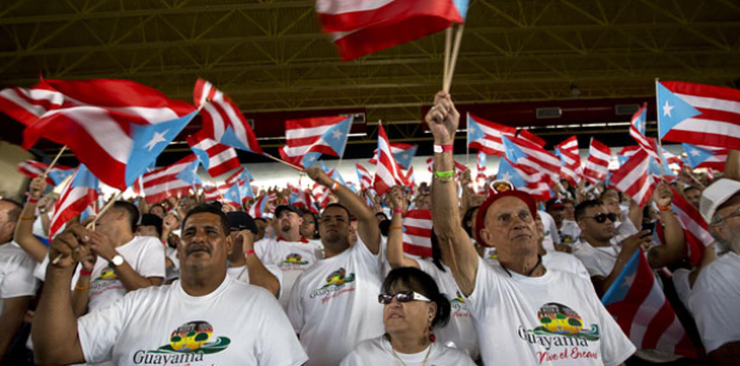 Miles de banderas puertorriqueñas ondearon en el interior del coliseo. (jorge.ramirez@gfrmedia.com)
