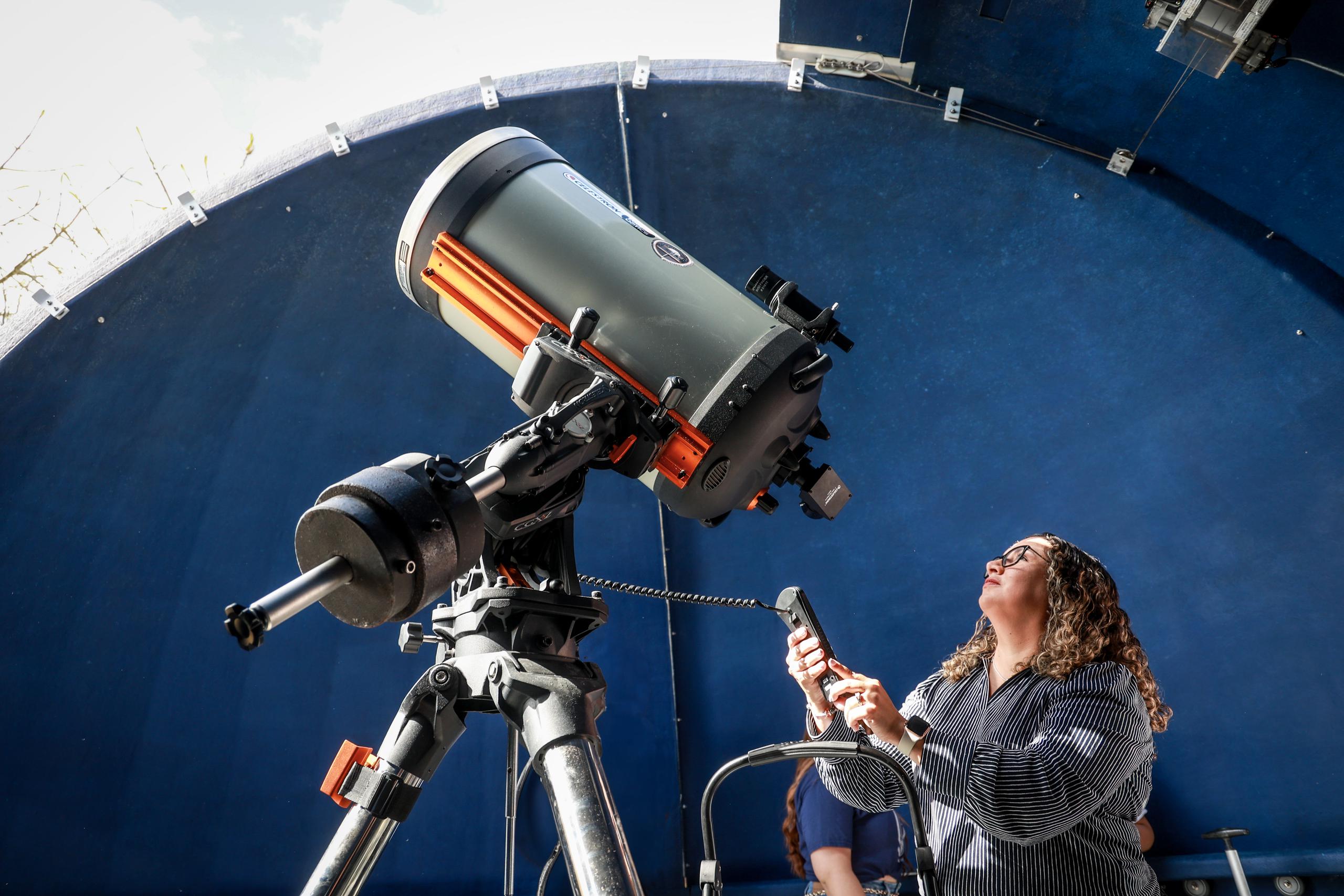 La doctora Desireé Cotto, es también la coordinara del Observatorio Astronómico de la UPRH.