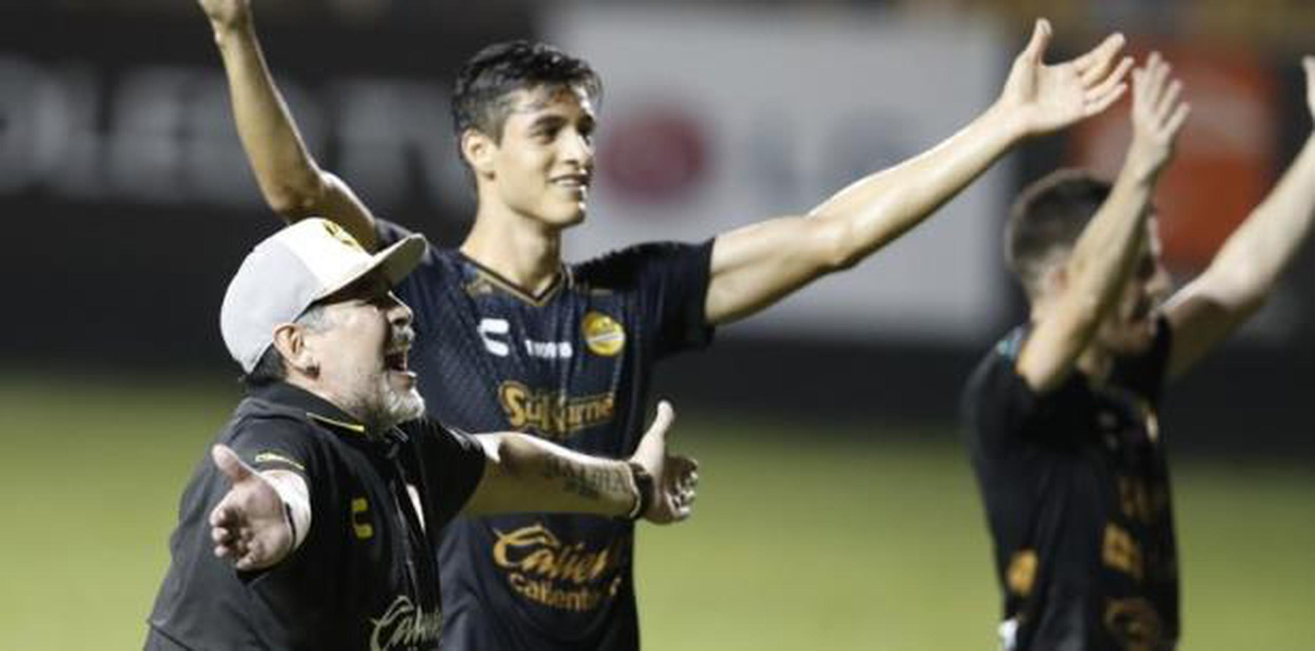 El dirigente Maradona celebra que los Dorados de Sinaloa vencieron 1-0 a los Mineros de Zacatecas. (AP)