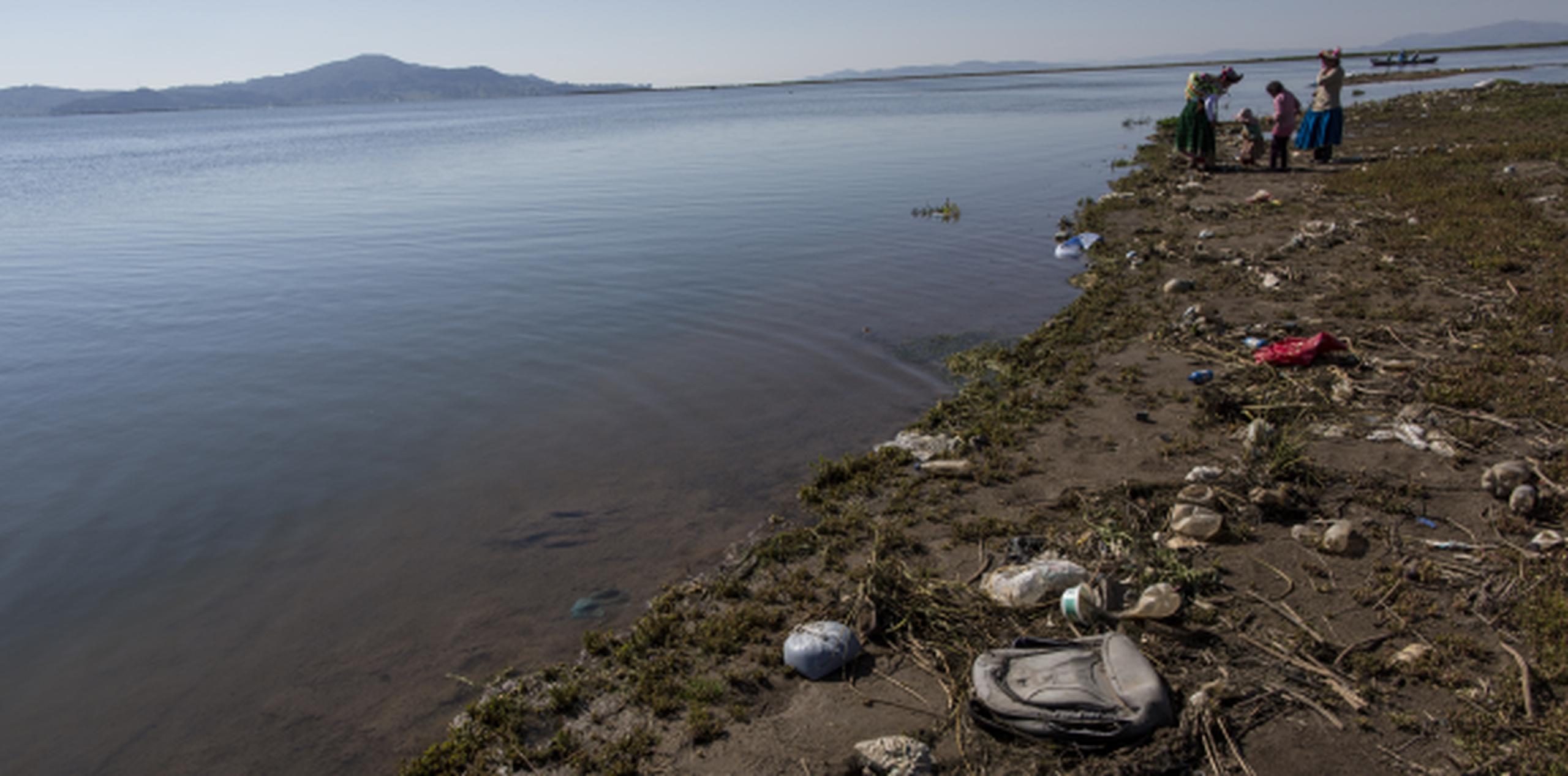 Las orillas del lago Titicaca están llenas de basura, al tiempo que sus aguas están cada vez más contaminadas. (AP/Rodrigo Abd)