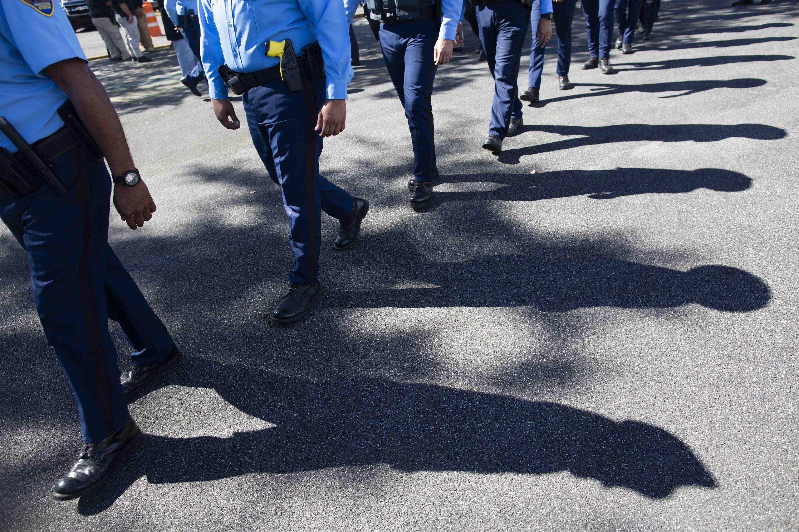 Los desembolsos comenzaron el pasado 28 de diciembre con unos 600 agentes haciendo fila en el Cuartel General de la Policía para recibir su cheque.