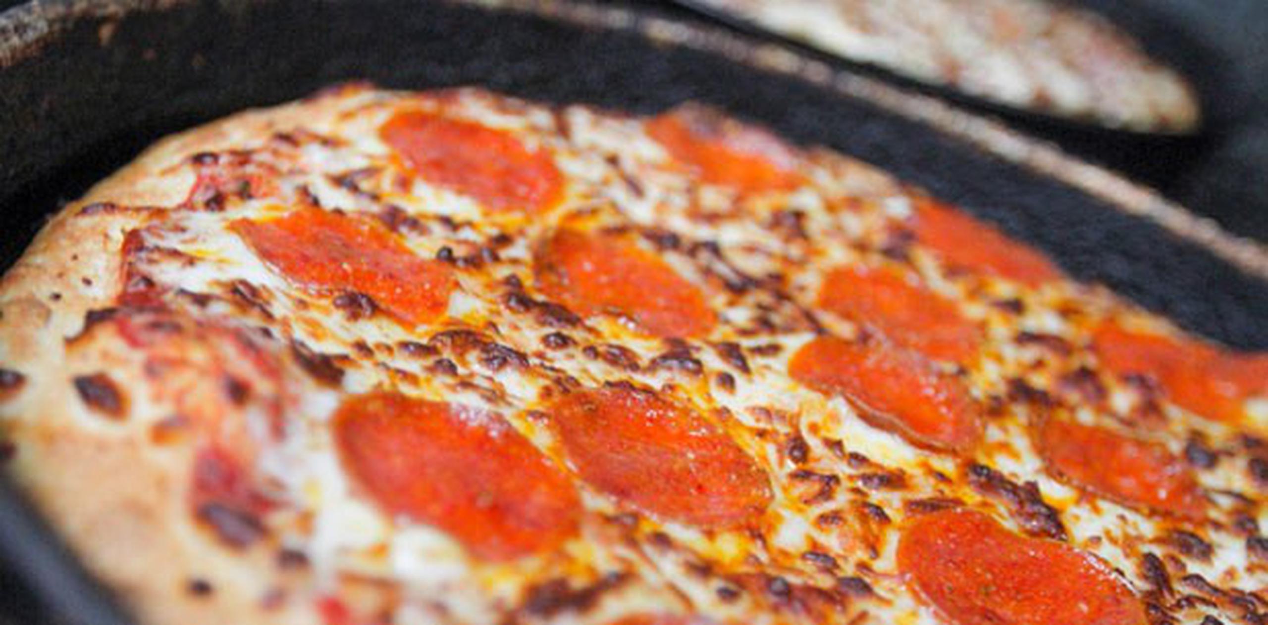 Corta la pizza estratégicamente y luego, repártela en el plato para disimular el espacio vacío que dejaron los pedazos que reservaste para ti. (Archivo)