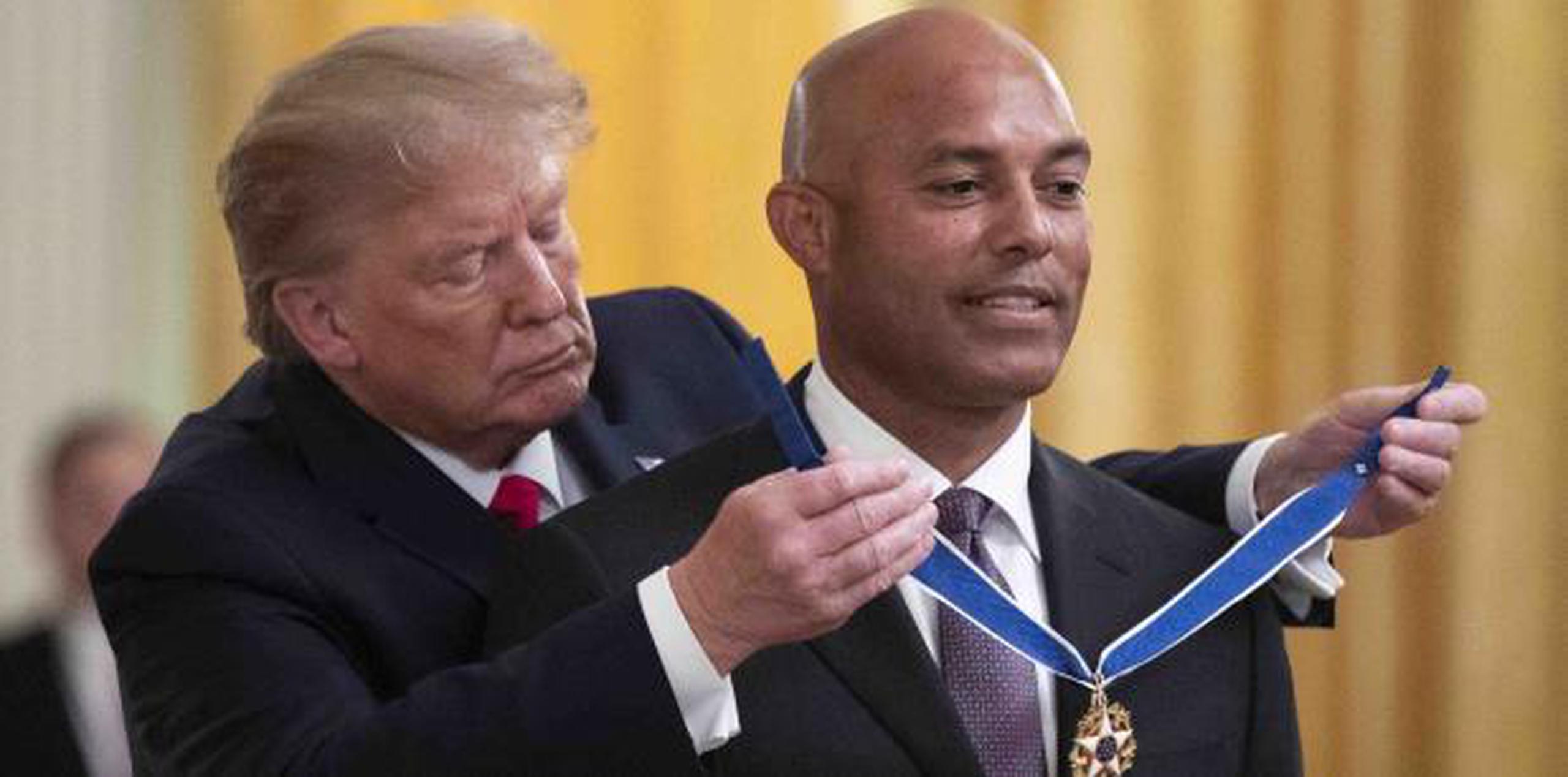 Donald Trump reconoció con esa medalla los esfuerzos que ha hecho Mariano River a través de su fundación para dar esperanza a otros. (AP)